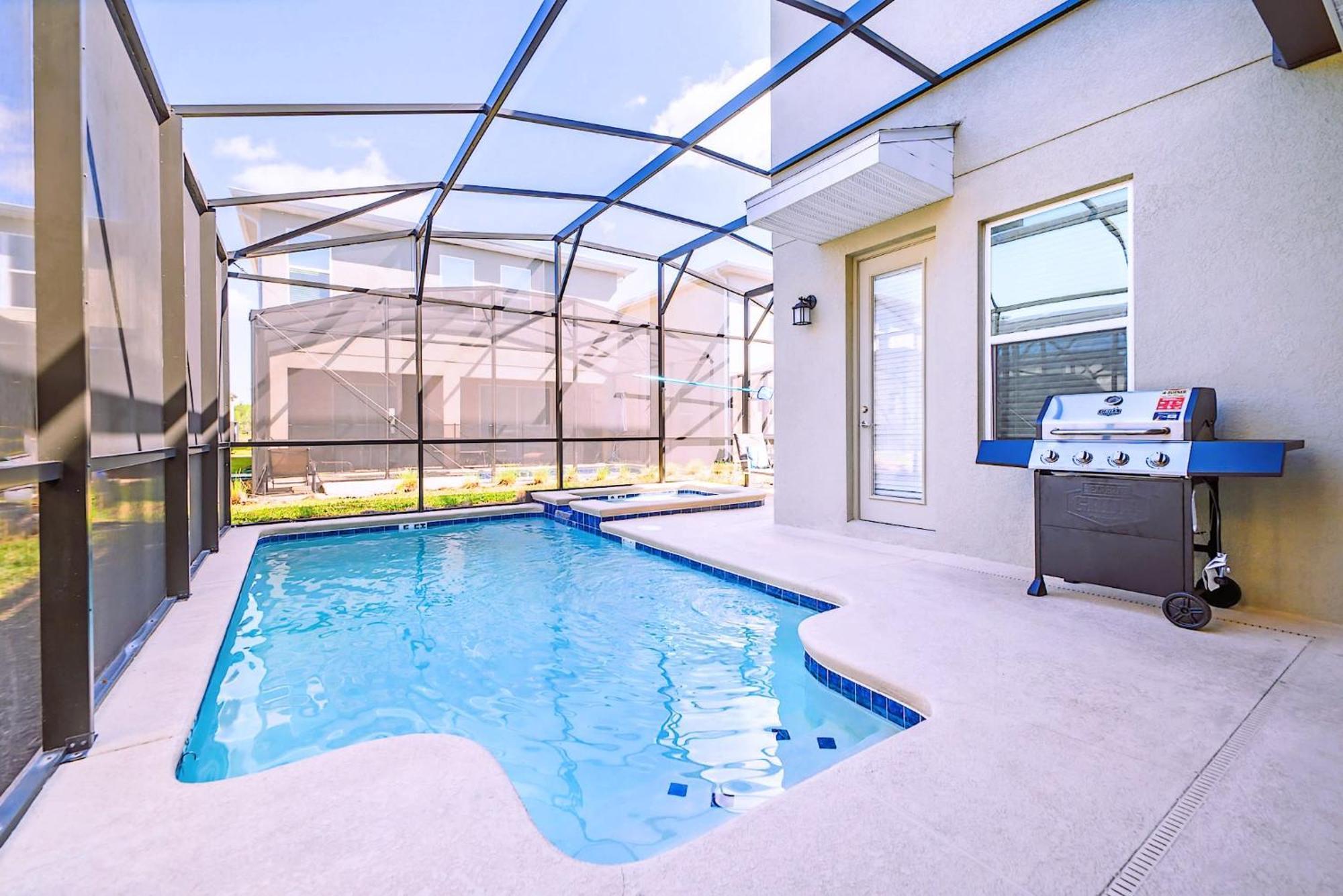 Bright & Airy 5br With Pool Holiday home