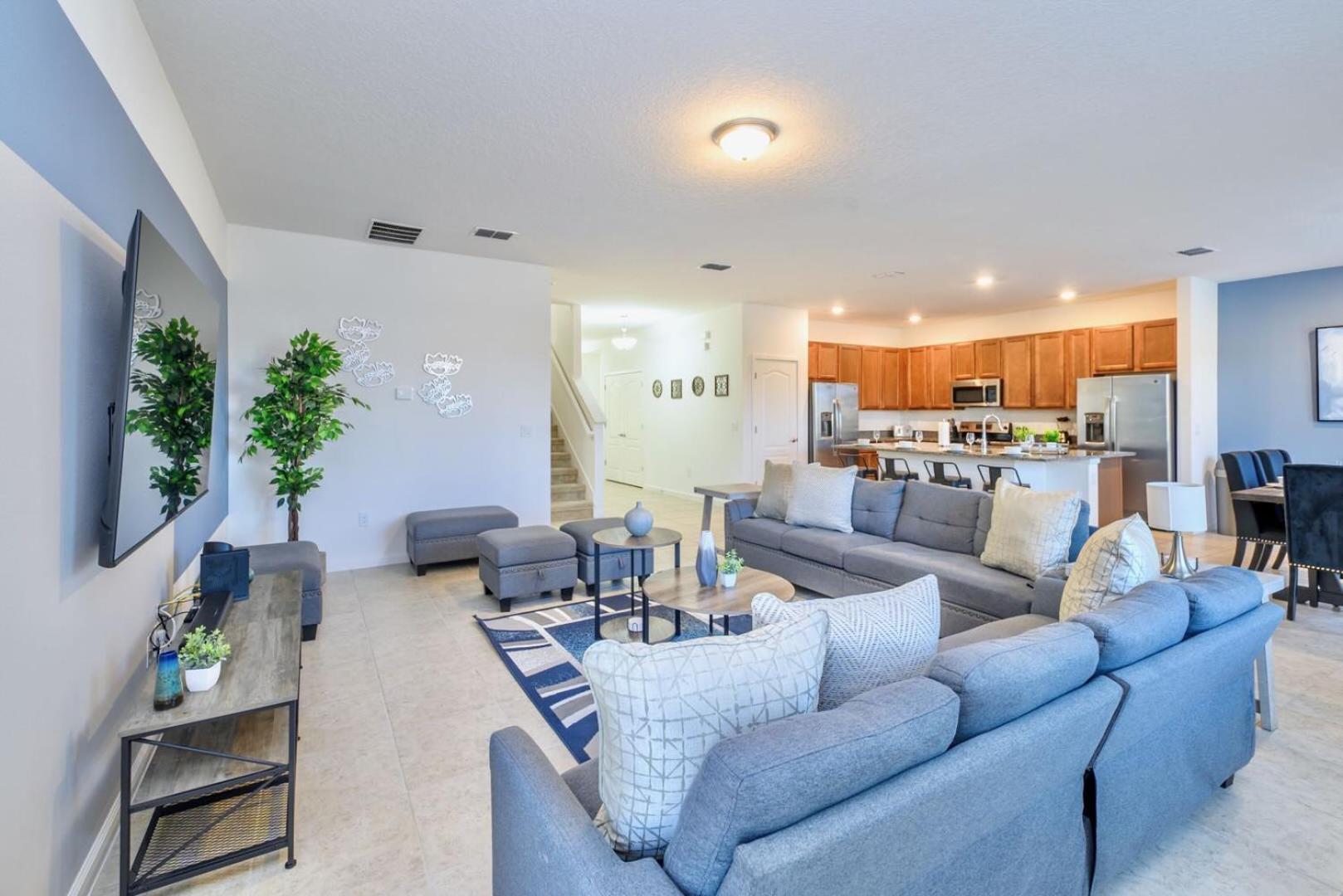 8br Family W Pool & Games Room- Near Disney Holiday home *
