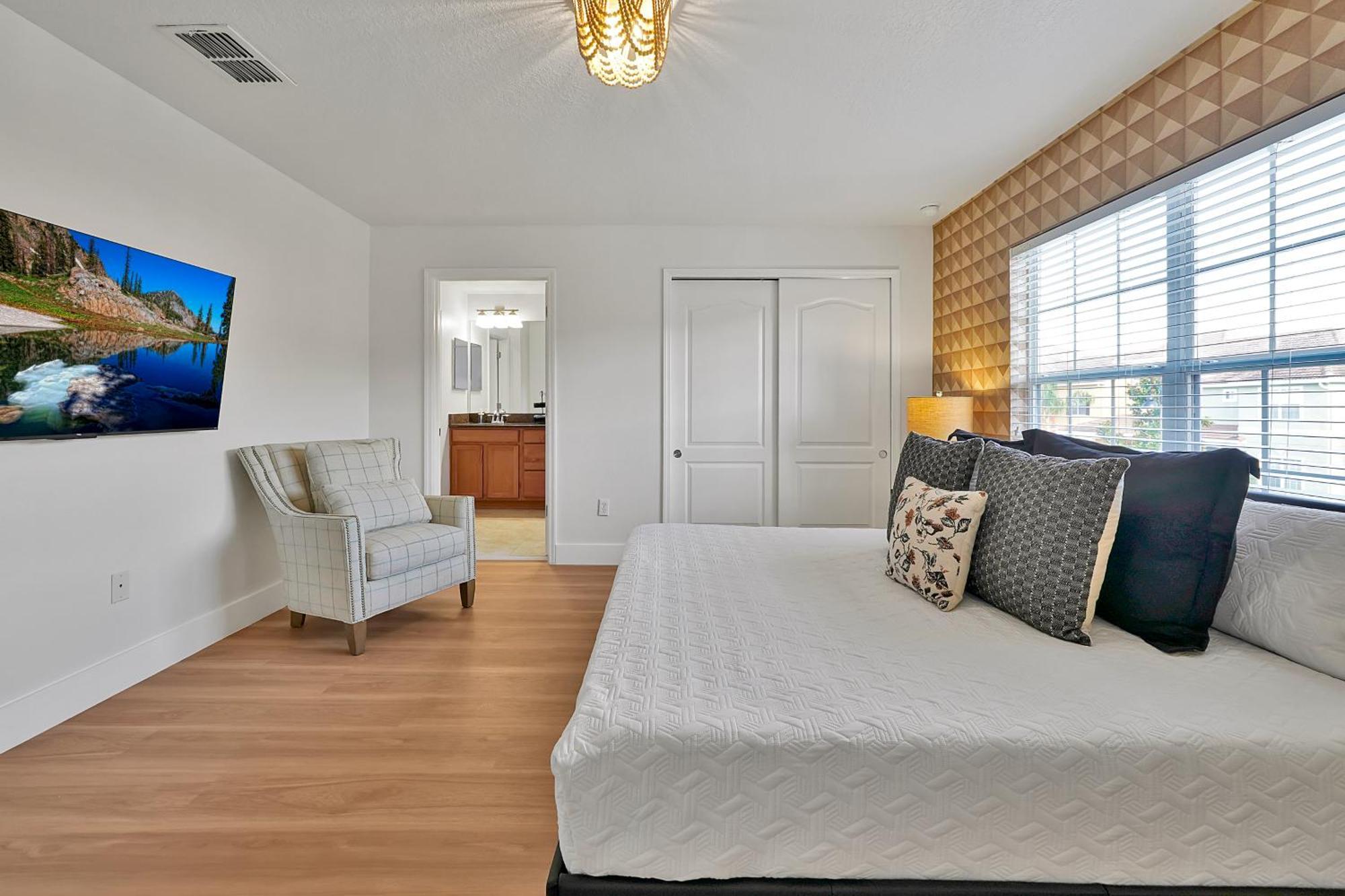 Stylish & Cozy Retreat Prime Location Fully Equipped *