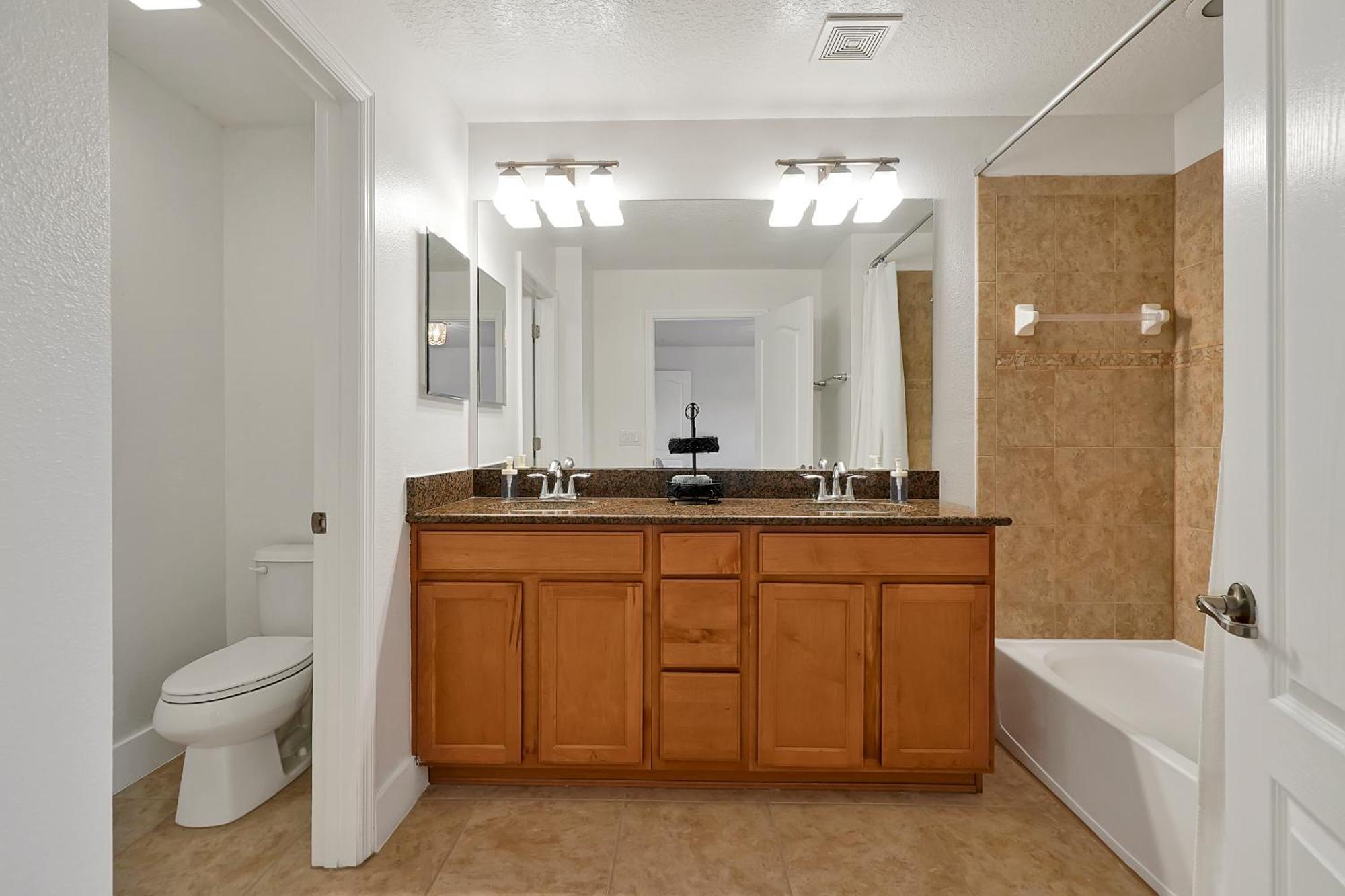 Stylish & Cozy Retreat Prime Location Fully Equipped Holiday home *