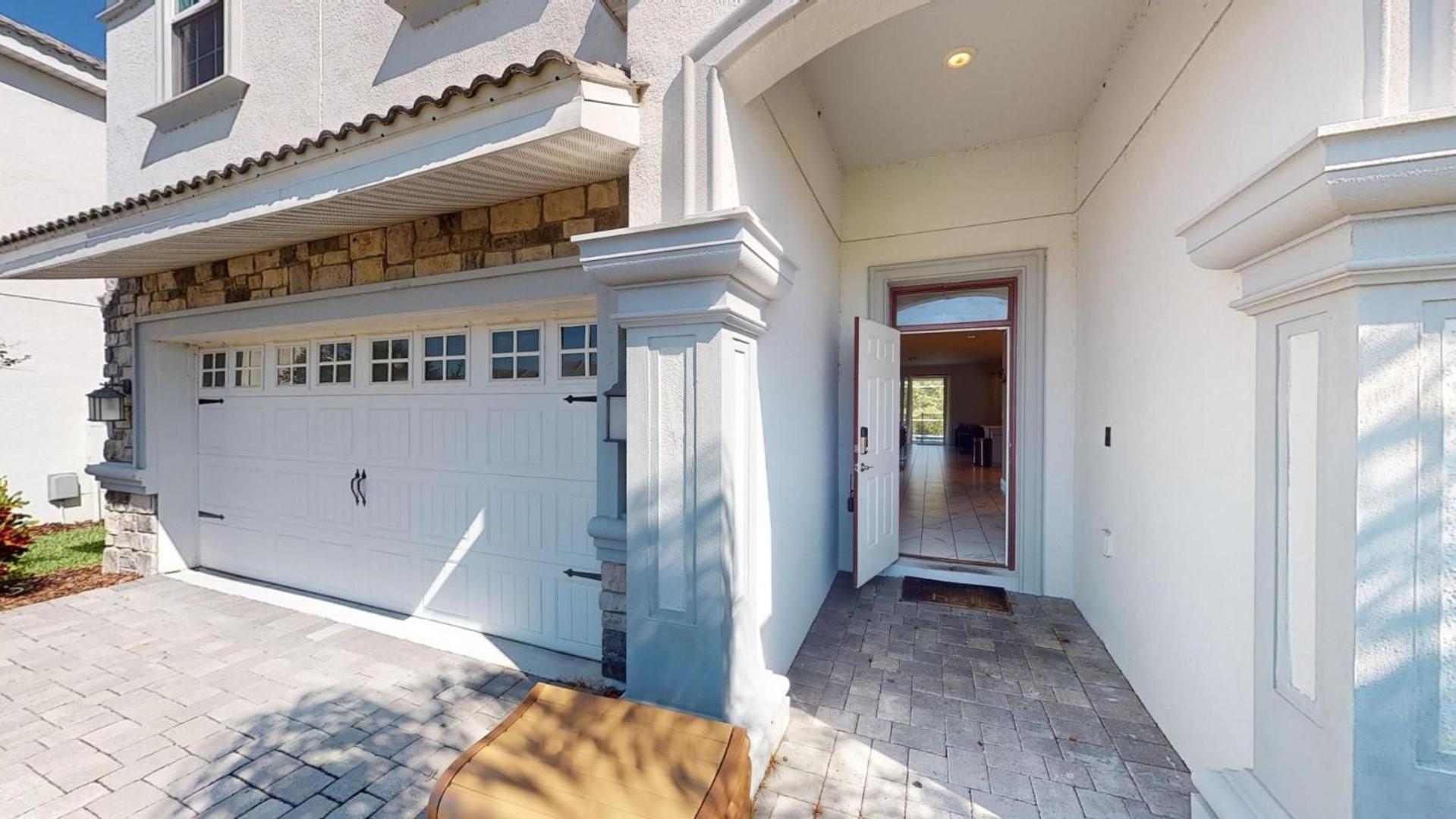Private And Luxurious Corner 8bd Lot W/golf View *