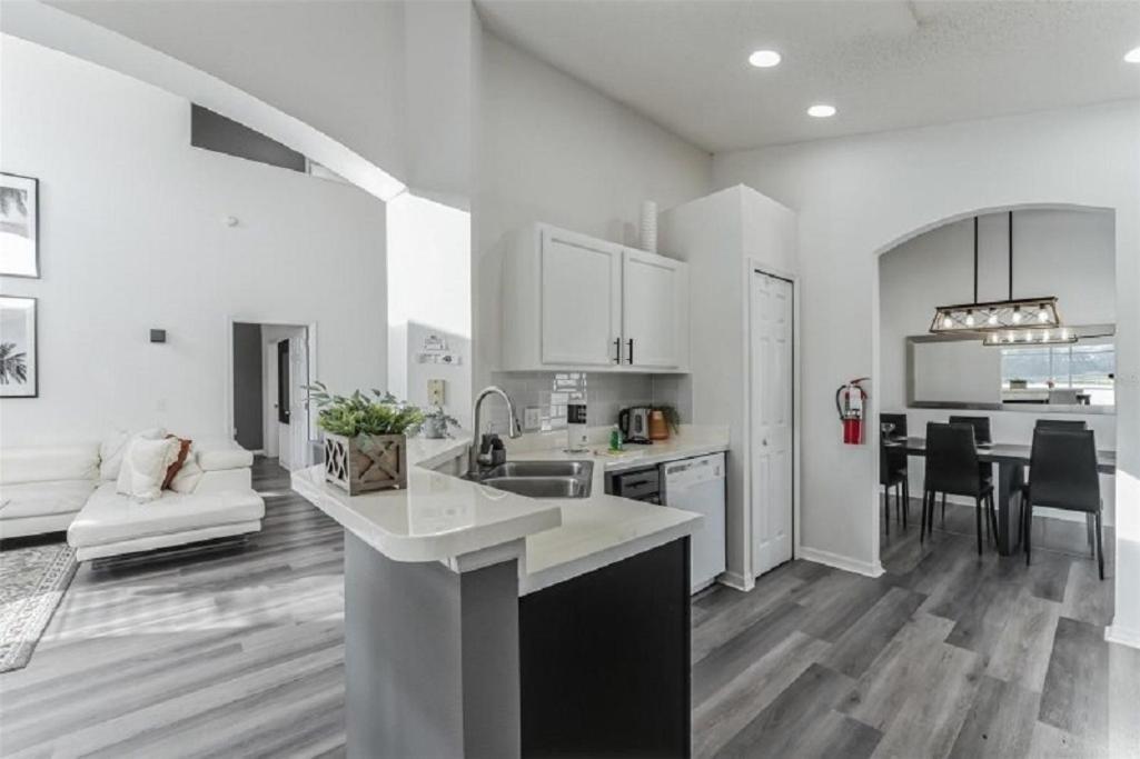 637- Huge 5 Bed With Amazing Water Views And Own Private Pool And Villa Kissimmee