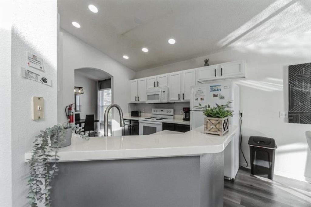 637- Huge 5 Bed With Amazing Water Views And Own Private Pool And *