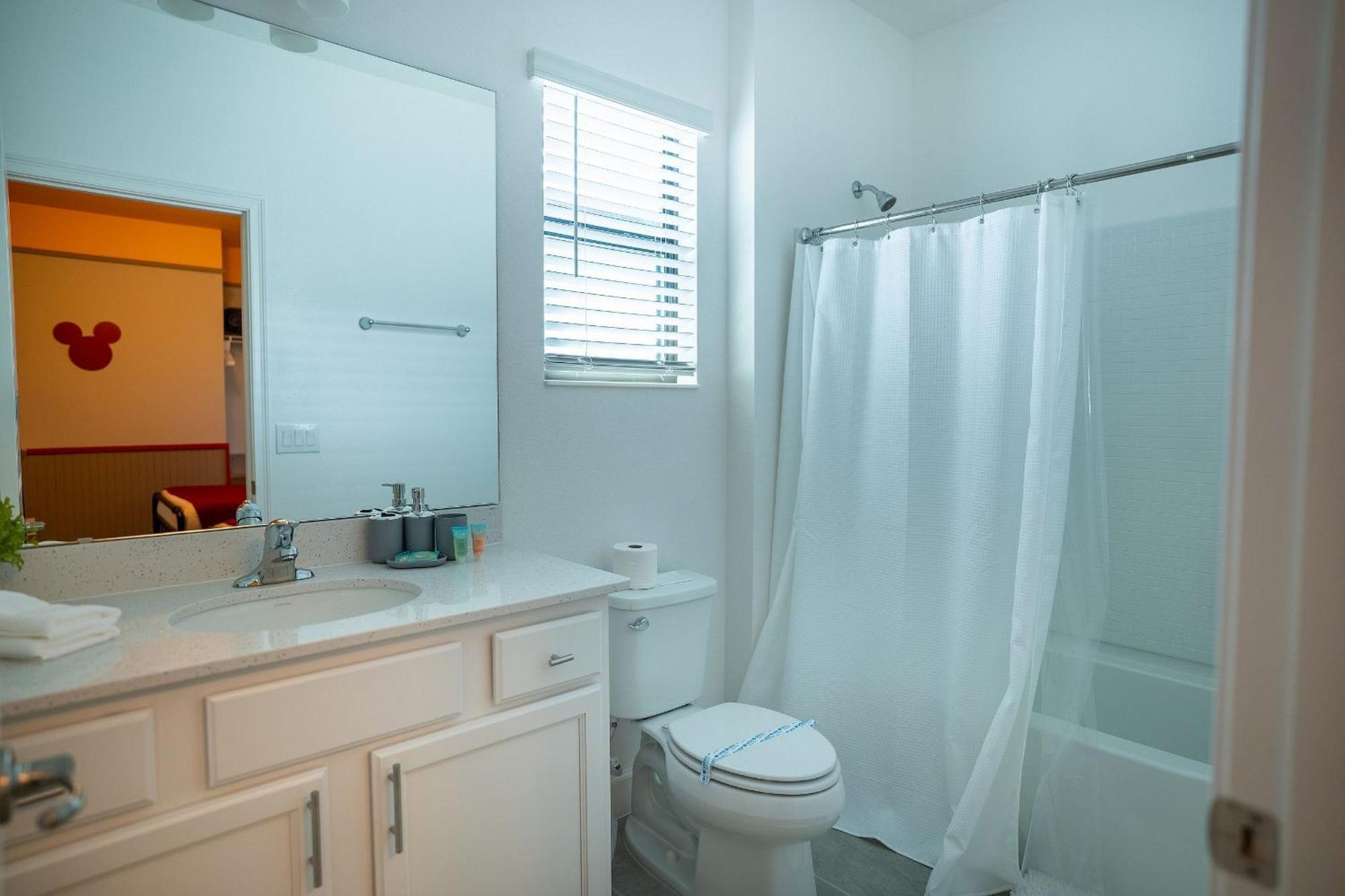 Brand New 11bdrms Vacation House, Sleeps 25! Holiday home Orlando