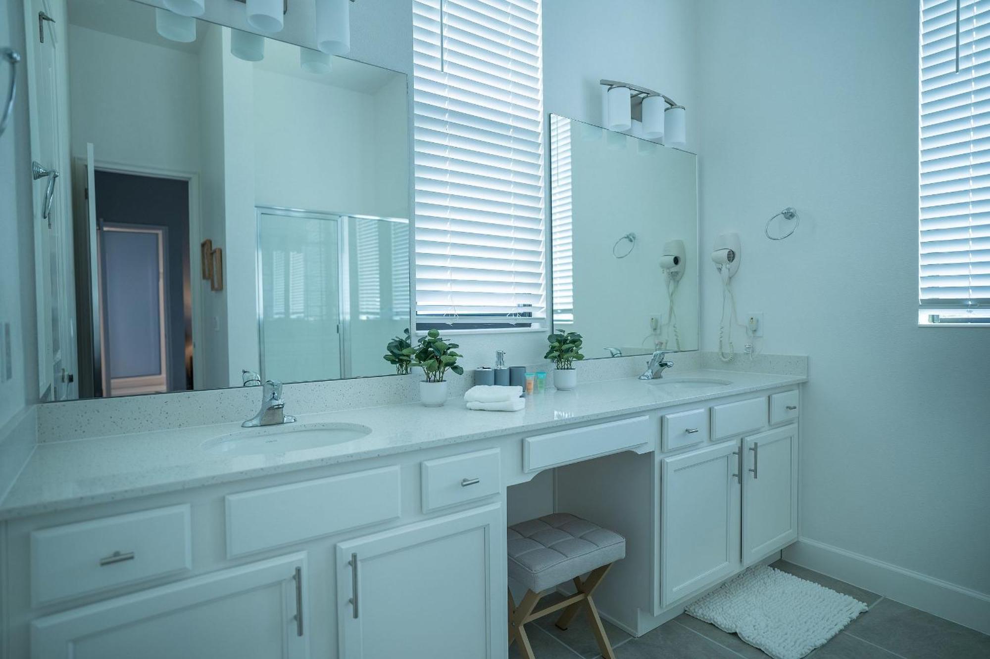 Brand New 11bdrms Vacation House, Sleeps 25! Orlando