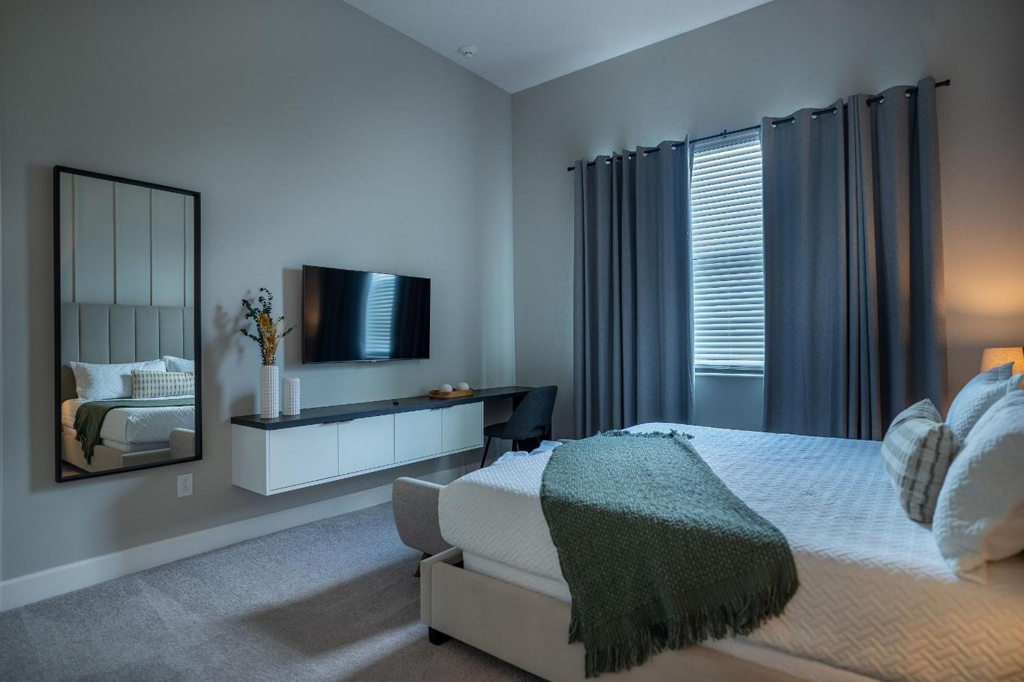 Brand New 11bdrms Vacation House, Sleeps 25! *