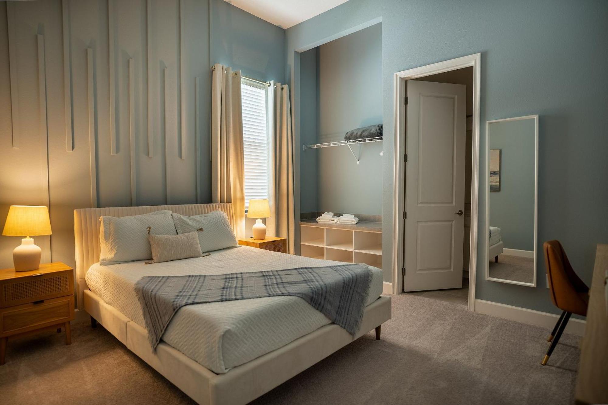 Brand New 11bdrms Vacation House, Sleeps 25! Orlando