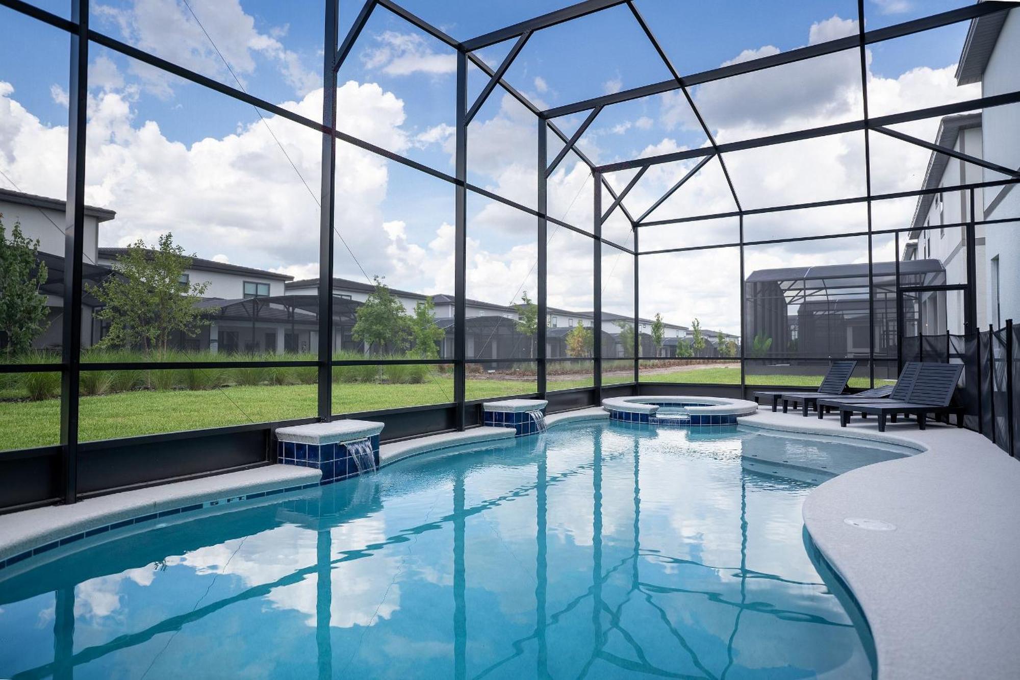 Brand New 11bdrms Vacation House, Sleeps 25! *