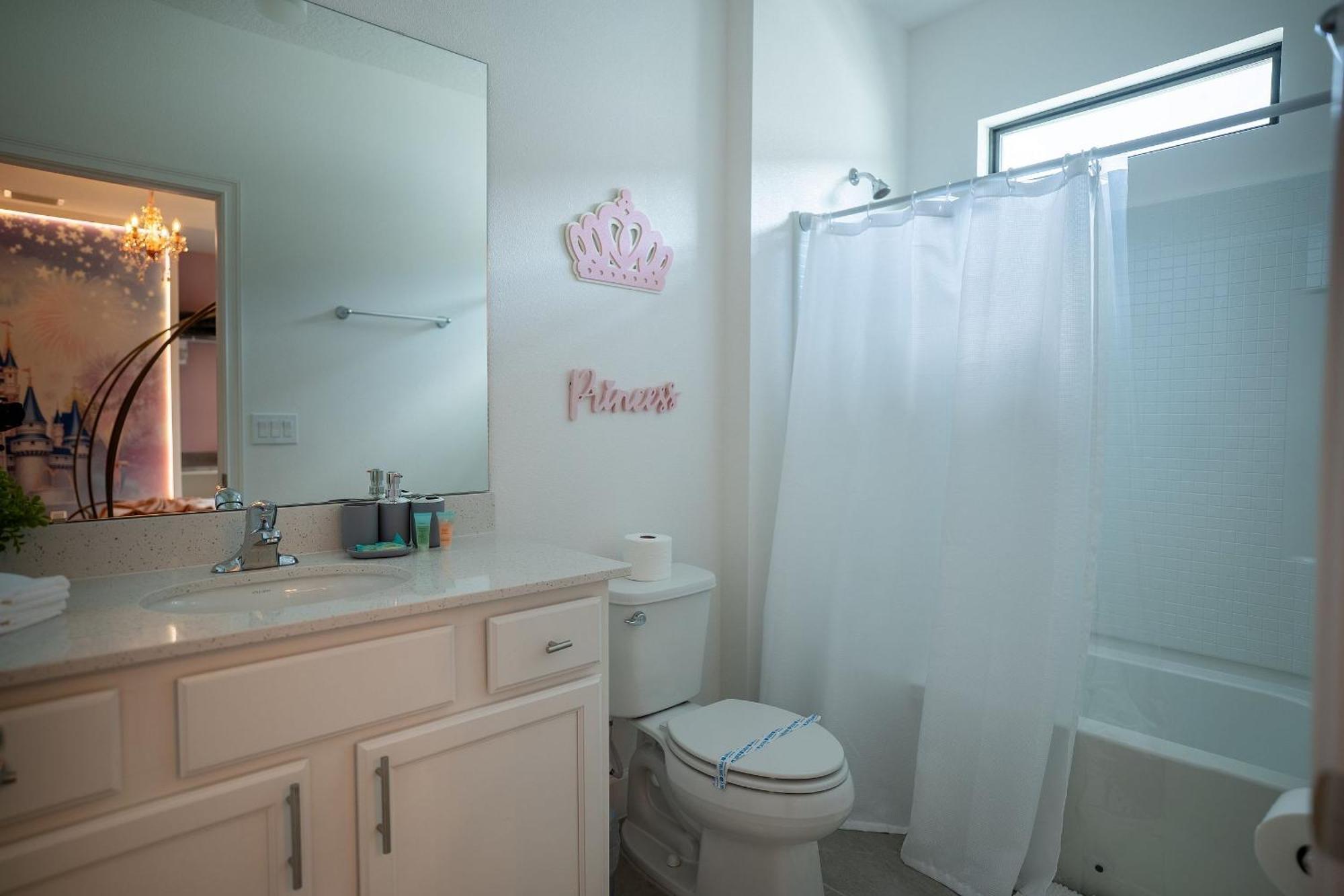 Brand New 11bdrms Vacation House, Sleeps 25! Orlando