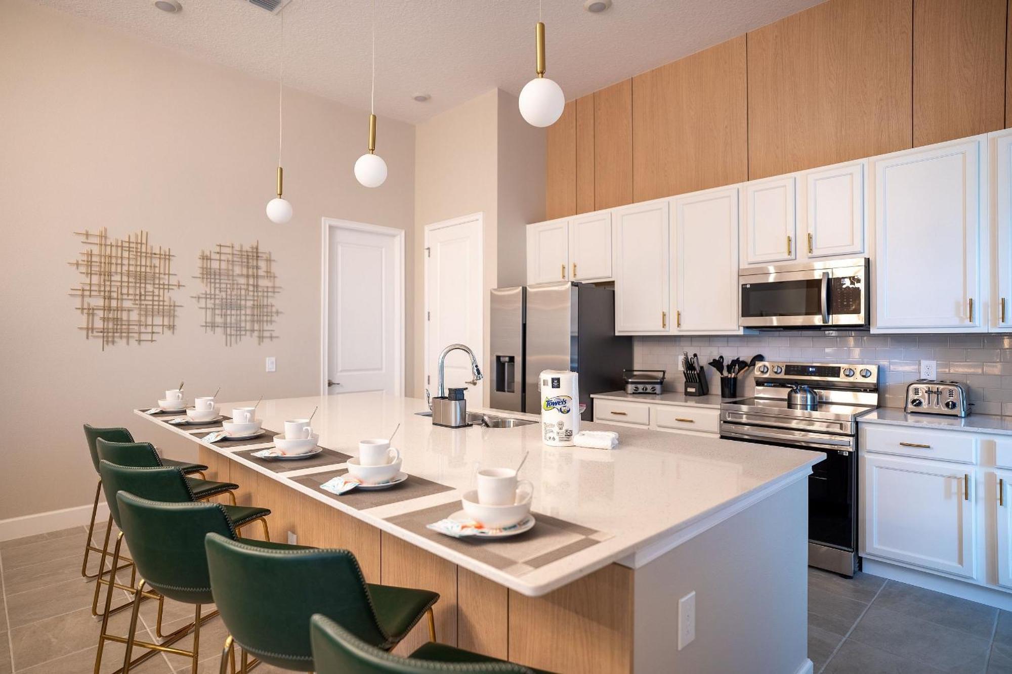 Brand New 11bdrms Vacation House, Sleeps 25! *