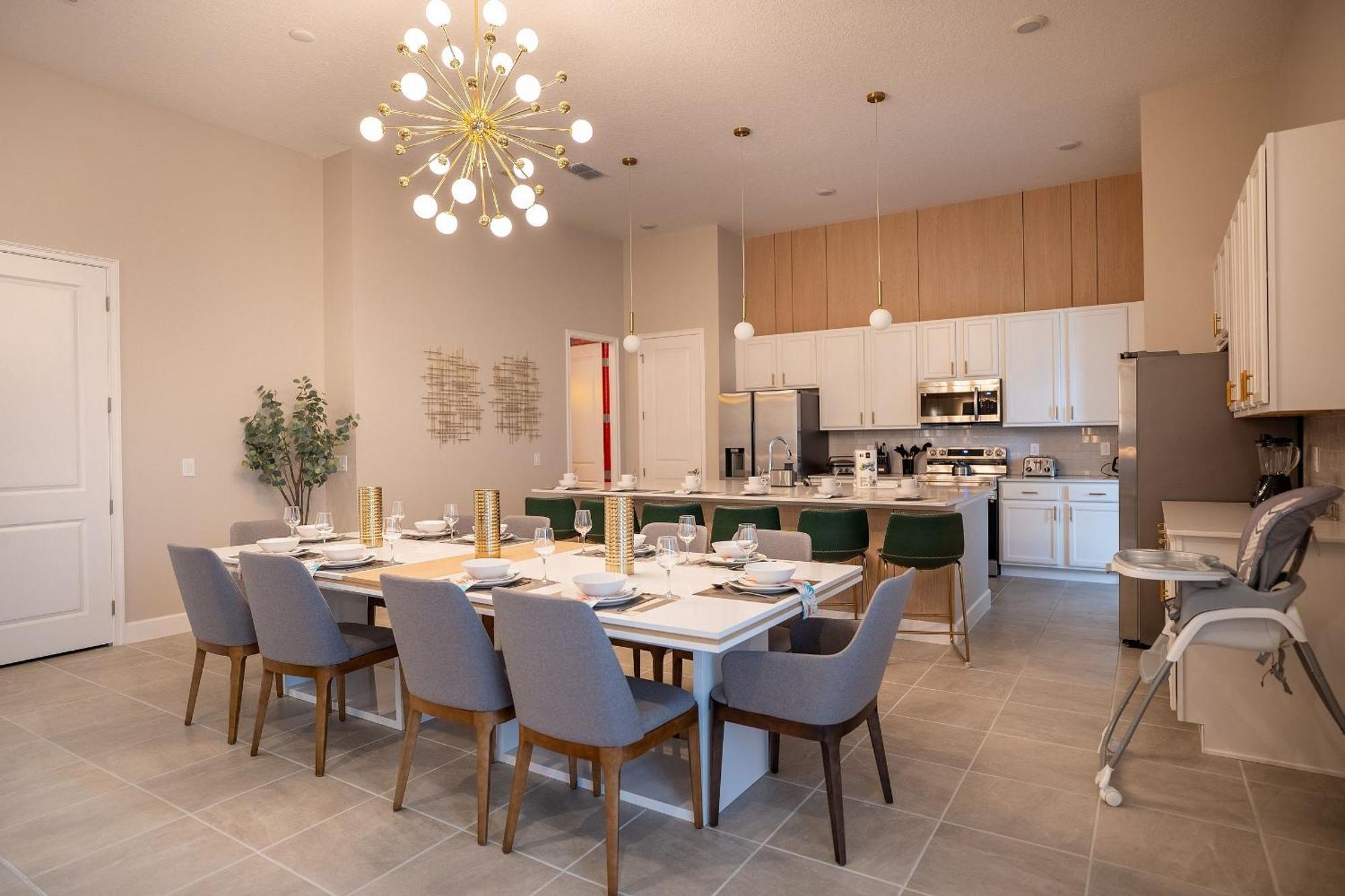Brand New 11bdrms Vacation House, Sleeps 25! Orlando