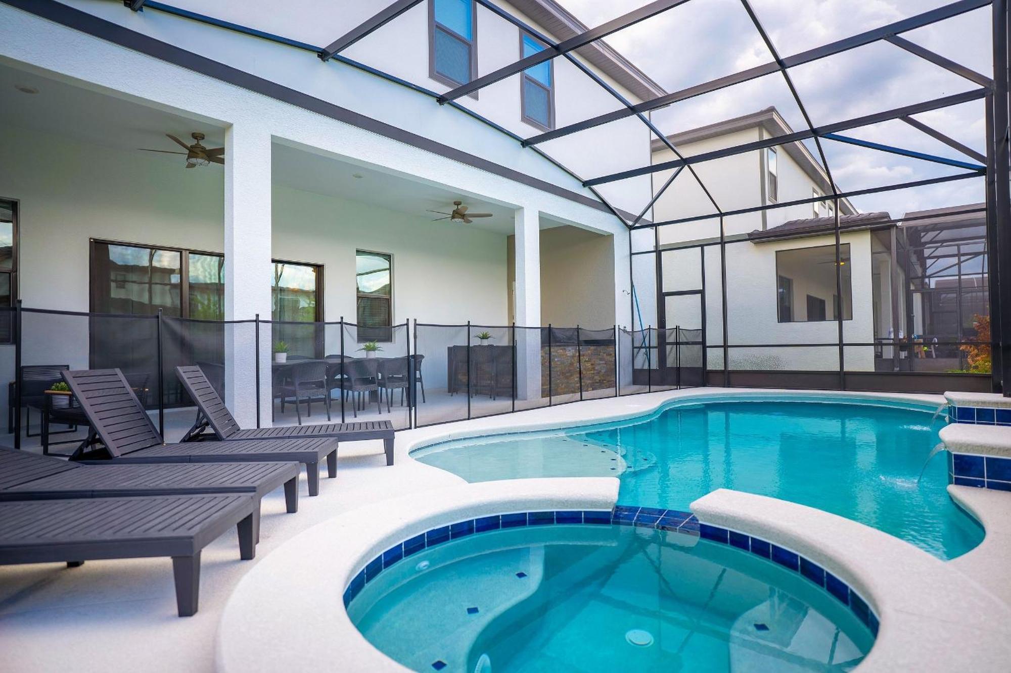Brand New 11bdrms Vacation House, Sleeps 25! Holiday home