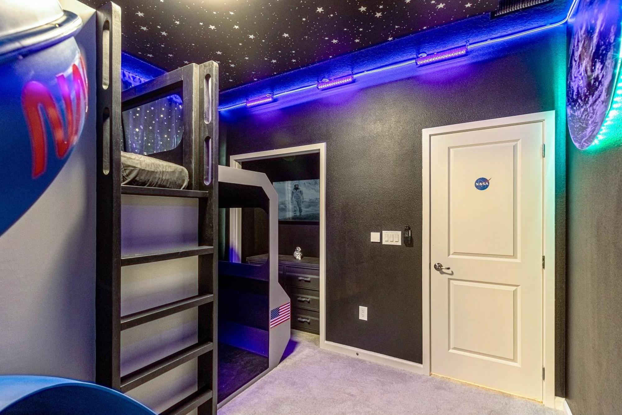 Holiday home Upstay - Mansion With Kids Theme Pool Cinema *
