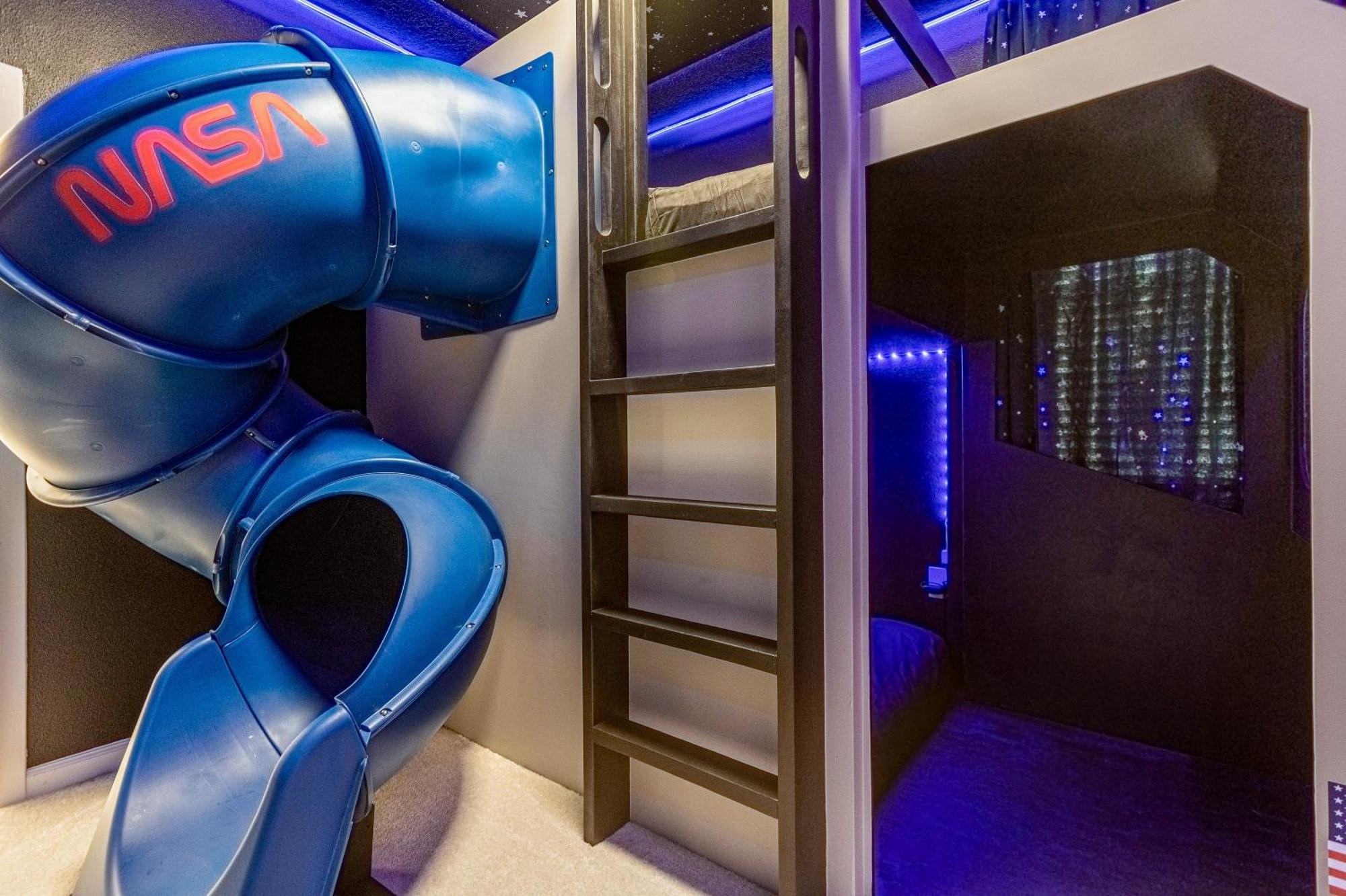 Holiday home Upstay - Mansion With Kids Theme Pool Cinema *