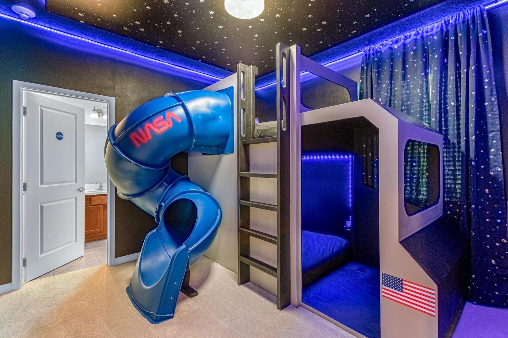 Holiday home Upstay - Mansion With Kids Theme Pool Cinema *