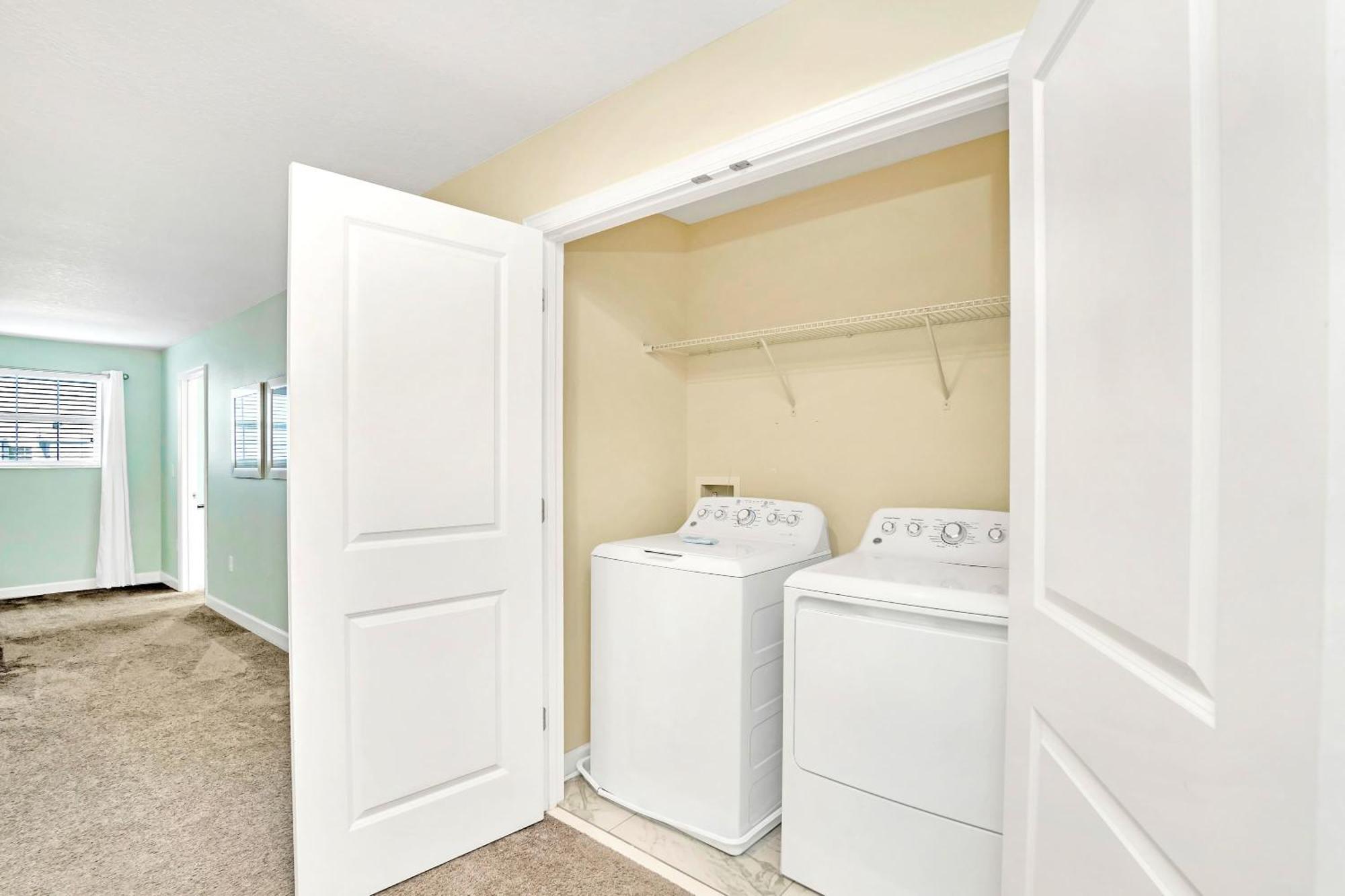 Stunning 8br With Bbq Pool And Theater Holiday home Davenport