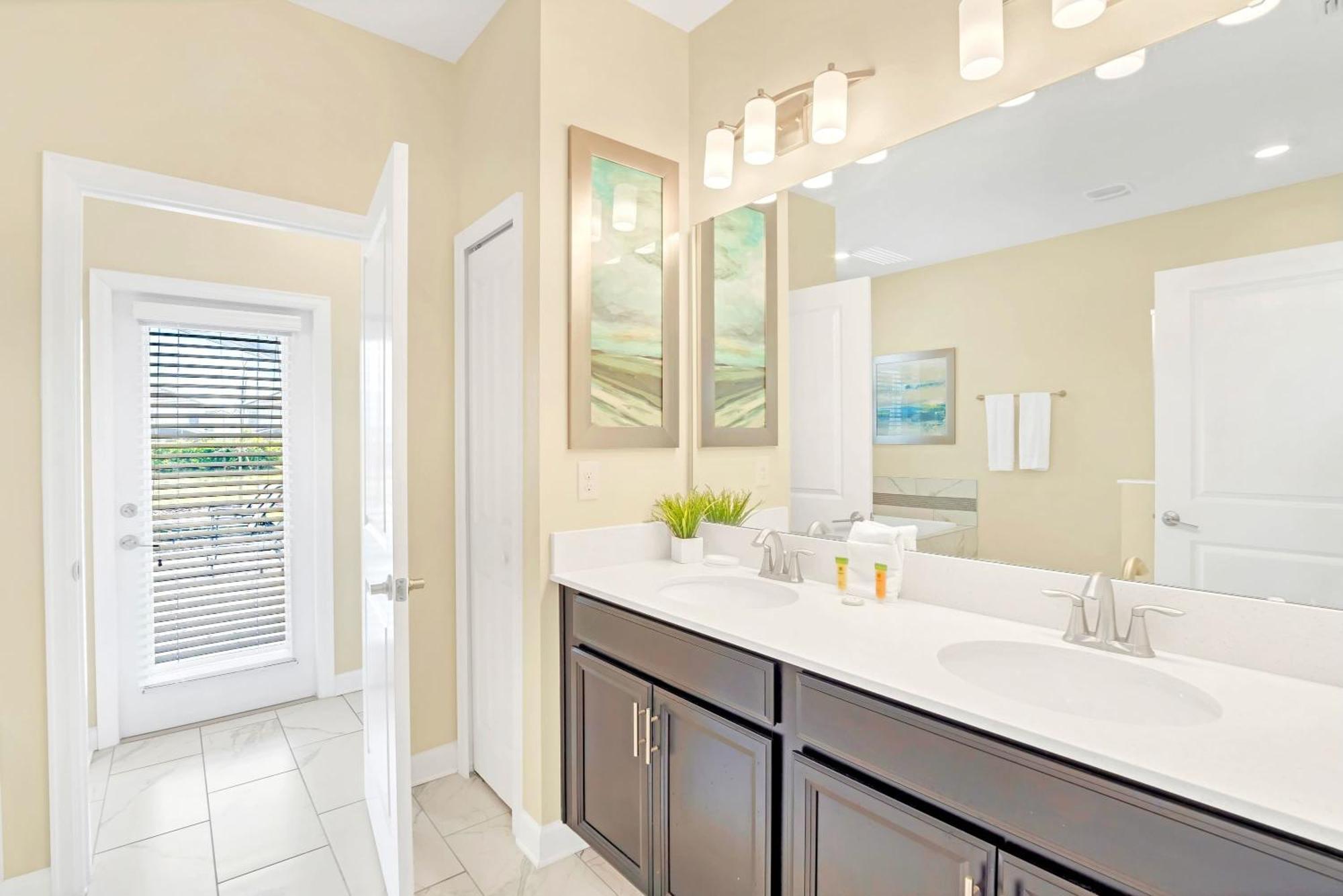 Stunning 8br With Bbq Pool And Theater Holiday home Davenport