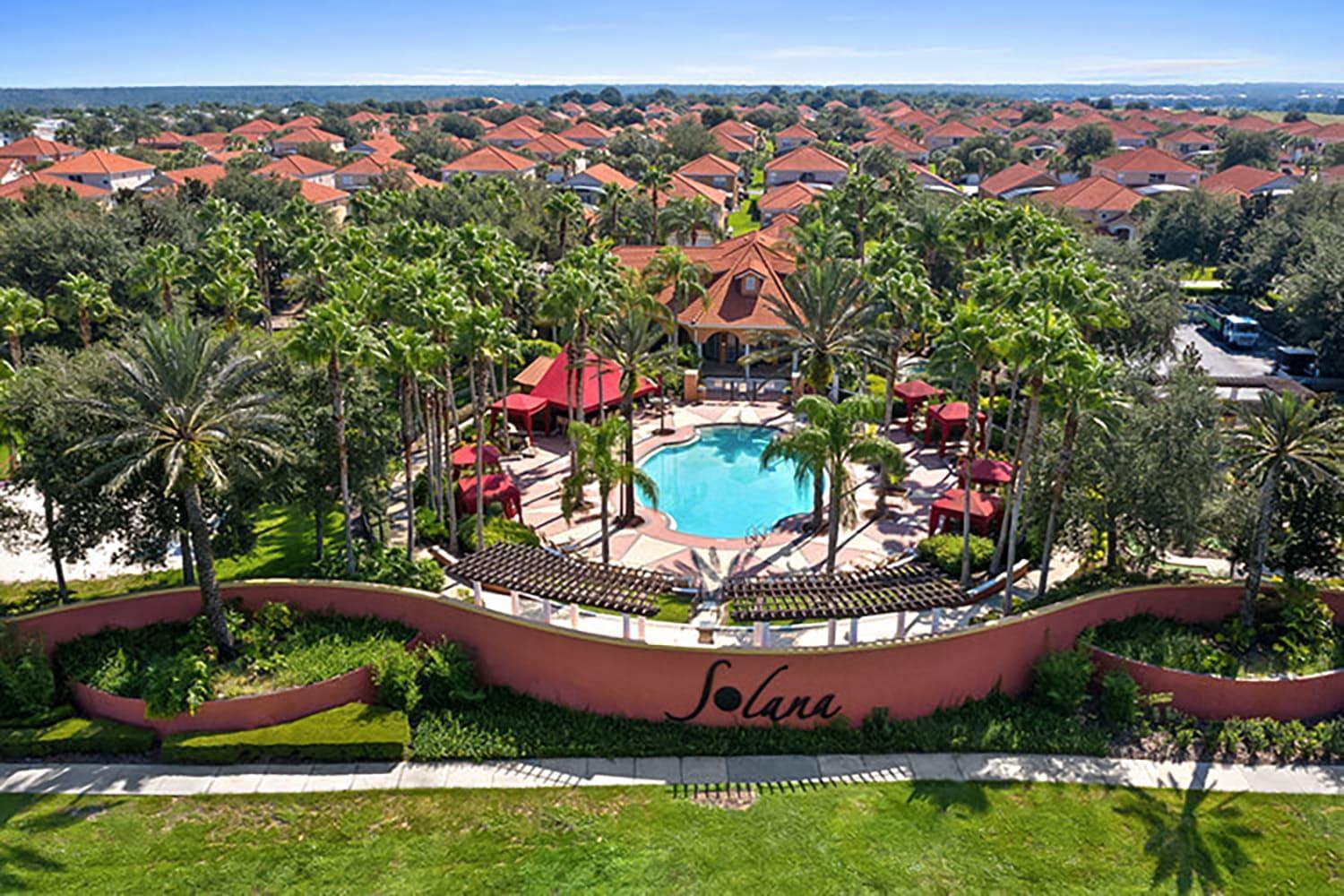 Large Spacious W Private Pool & Hot Tub Davenport