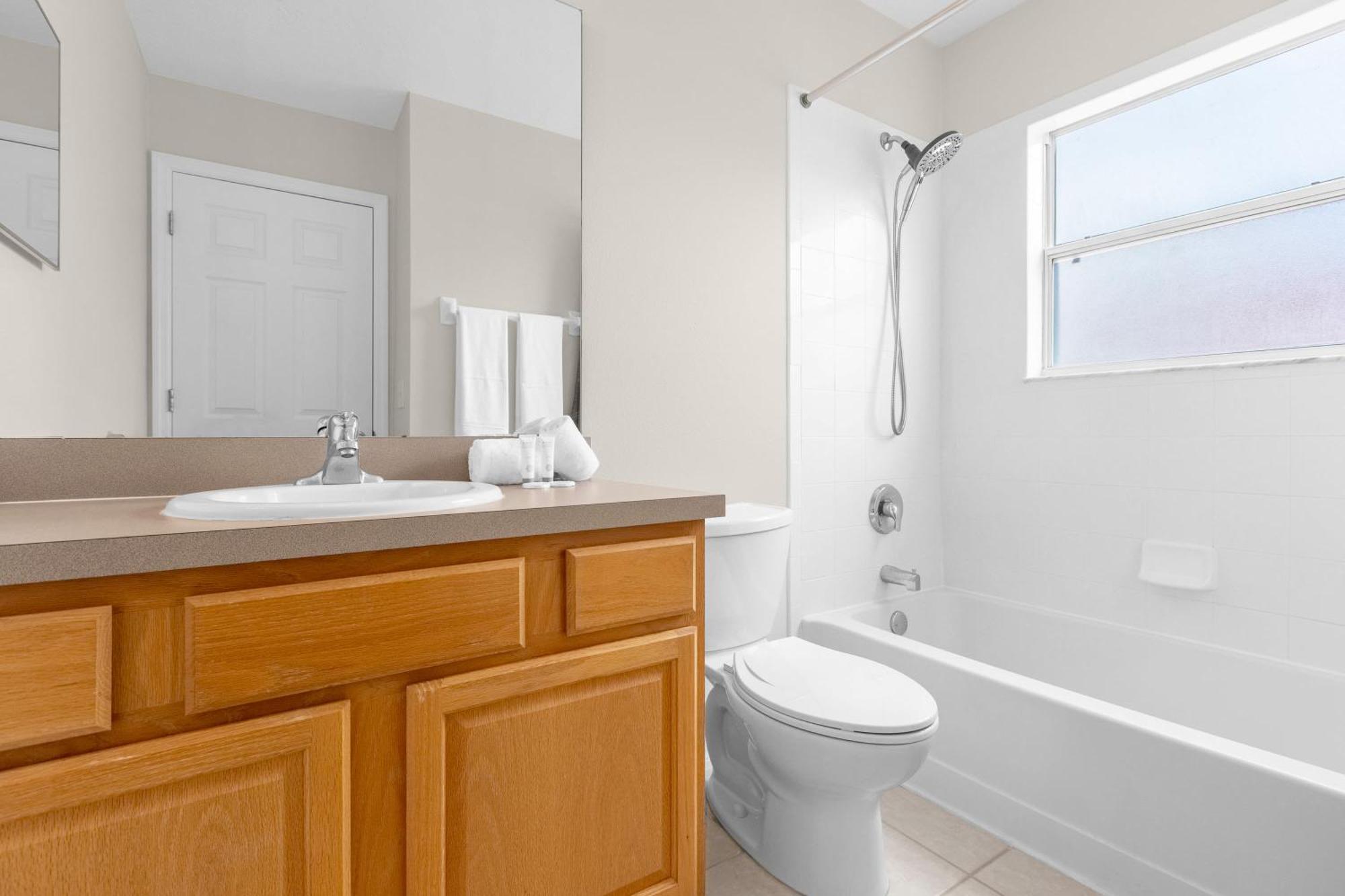 Large Spacious W Private Pool & Hot Tub *