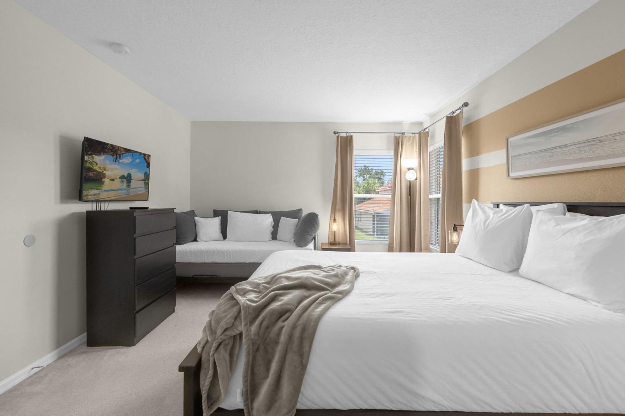 Large Spacious W Private Pool & Hot Tub *