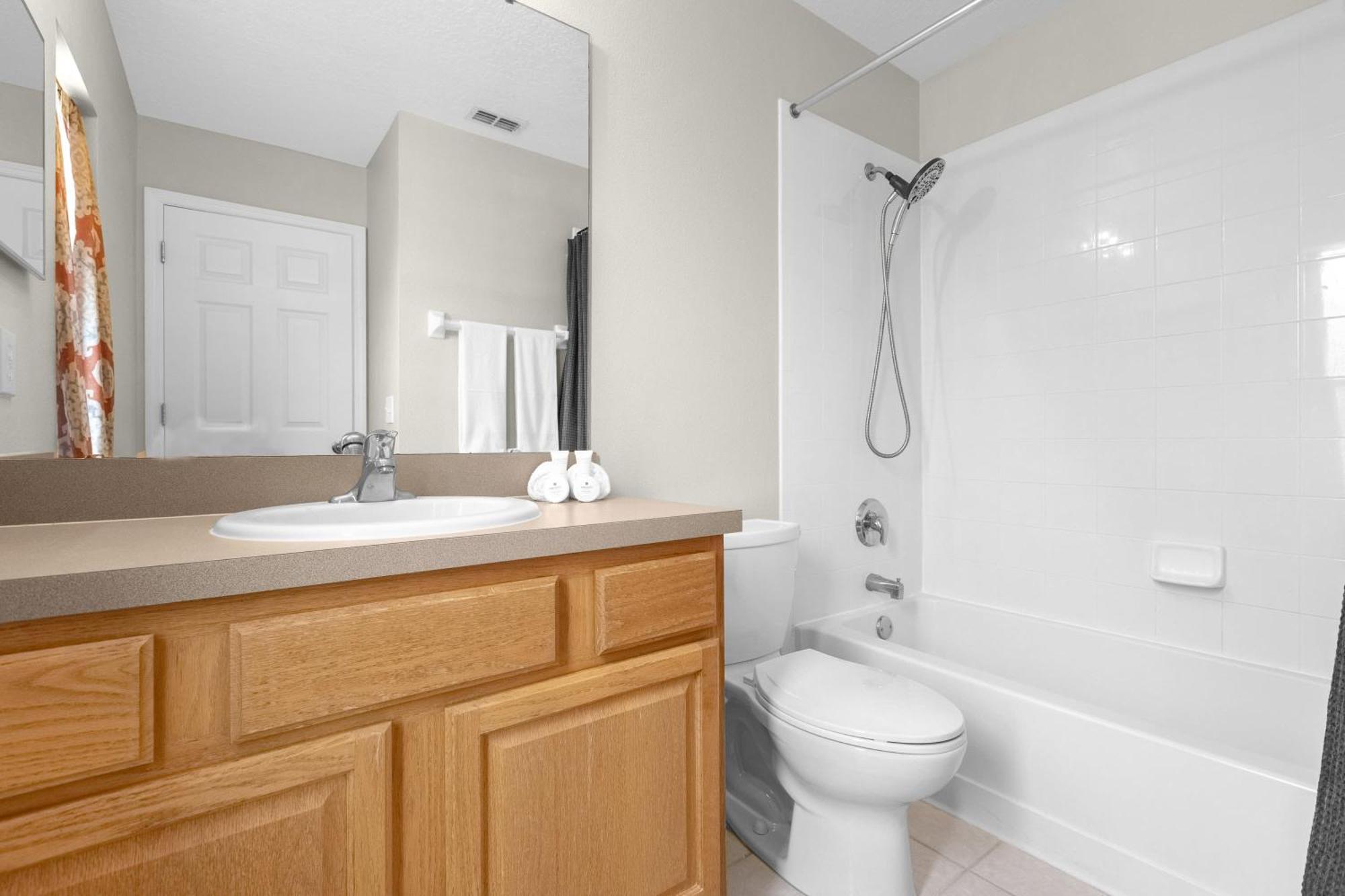 Large Spacious W Private Pool & Hot Tub * Davenport