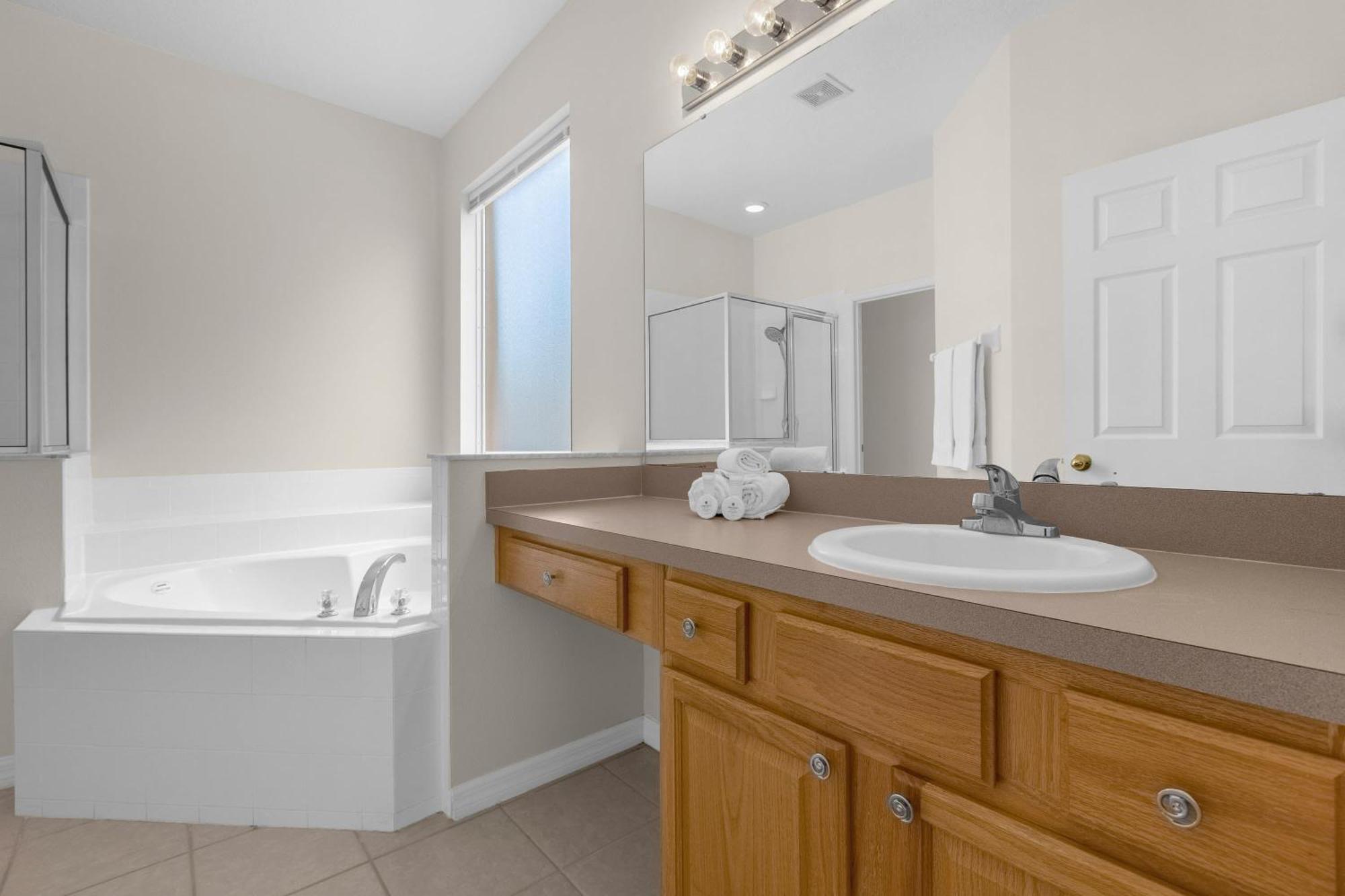 Large Spacious W Private Pool & Hot Tub