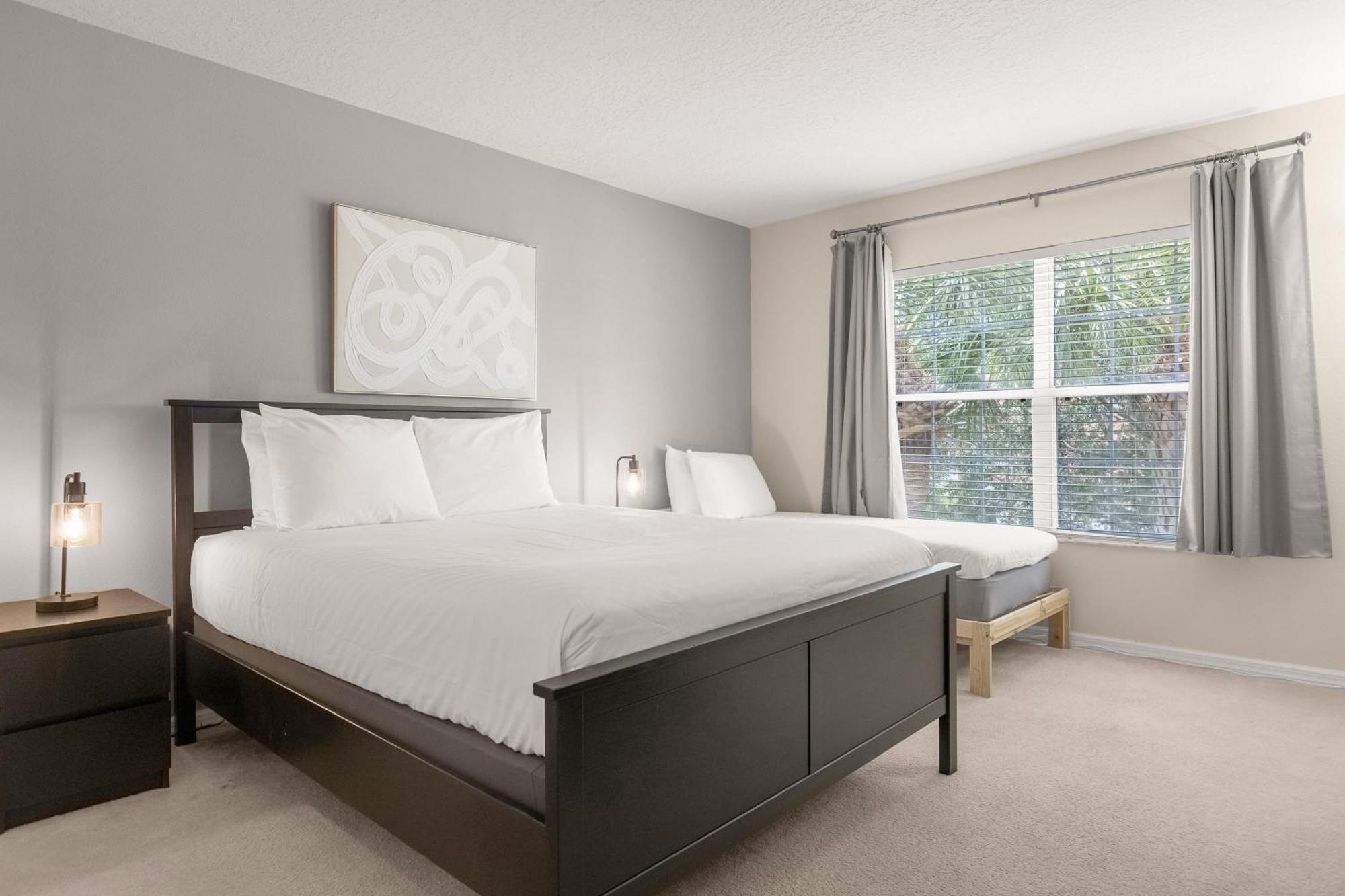 Large Spacious W Private Pool & Hot Tub Davenport