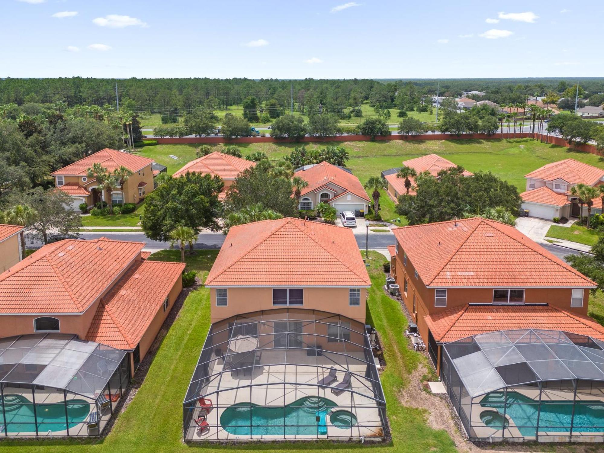 Large Spacious W Private Pool & Hot Tub * Davenport