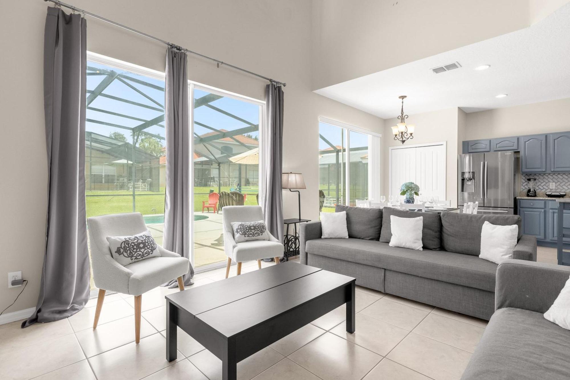 Large Spacious W Private Pool & Hot Tub