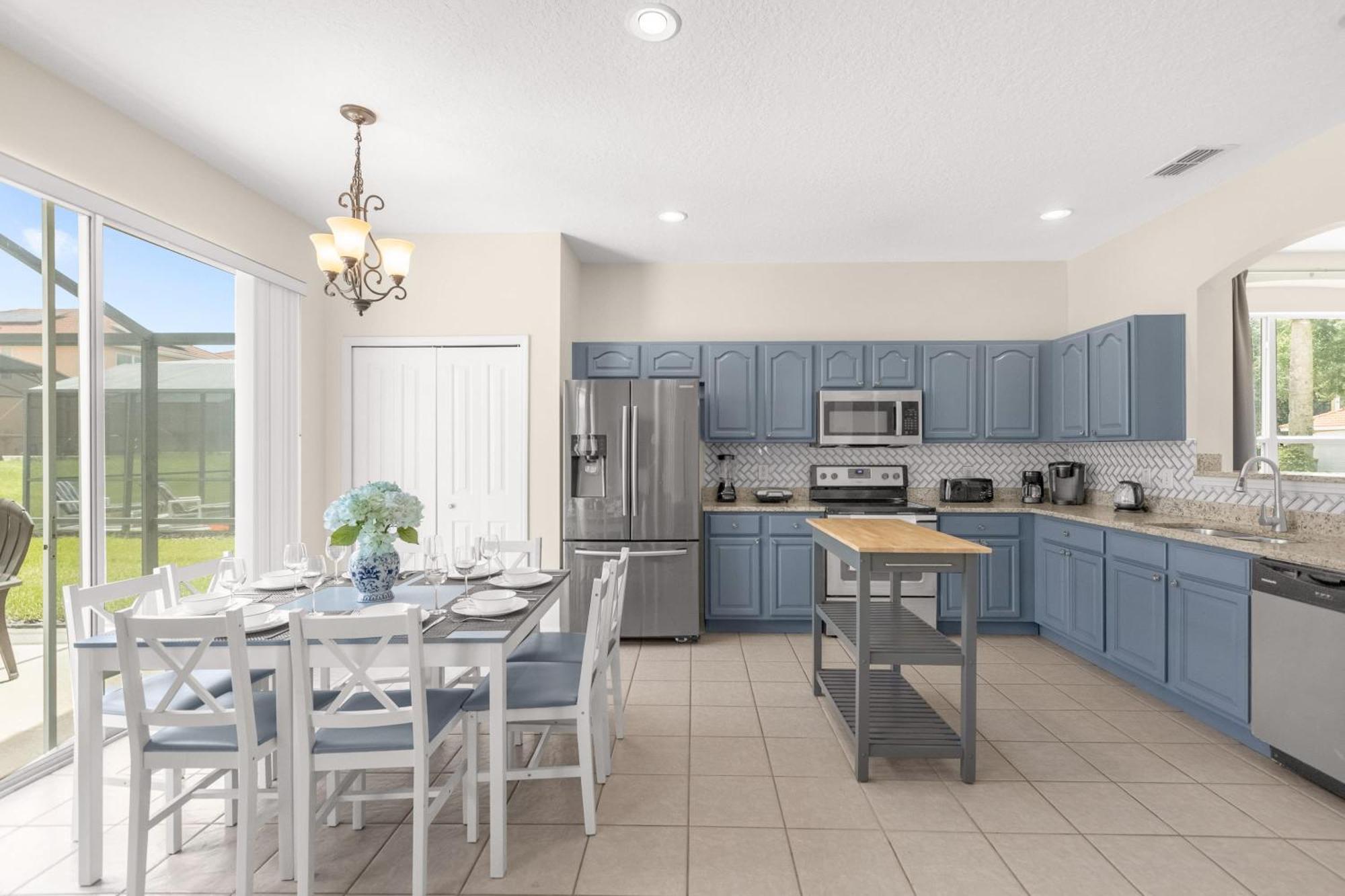 Large Spacious W Private Pool & Hot Tub Holiday home *