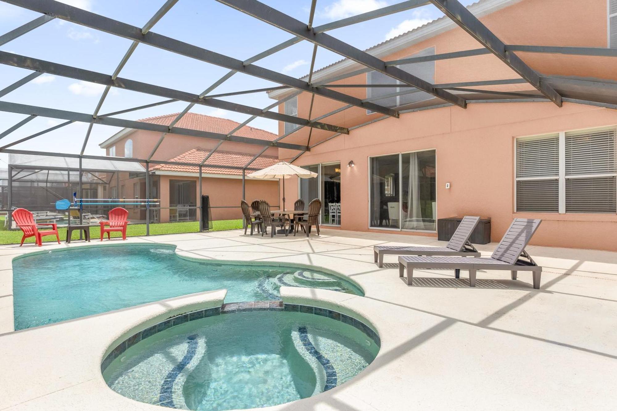 Large Spacious W Private Pool & Hot Tub