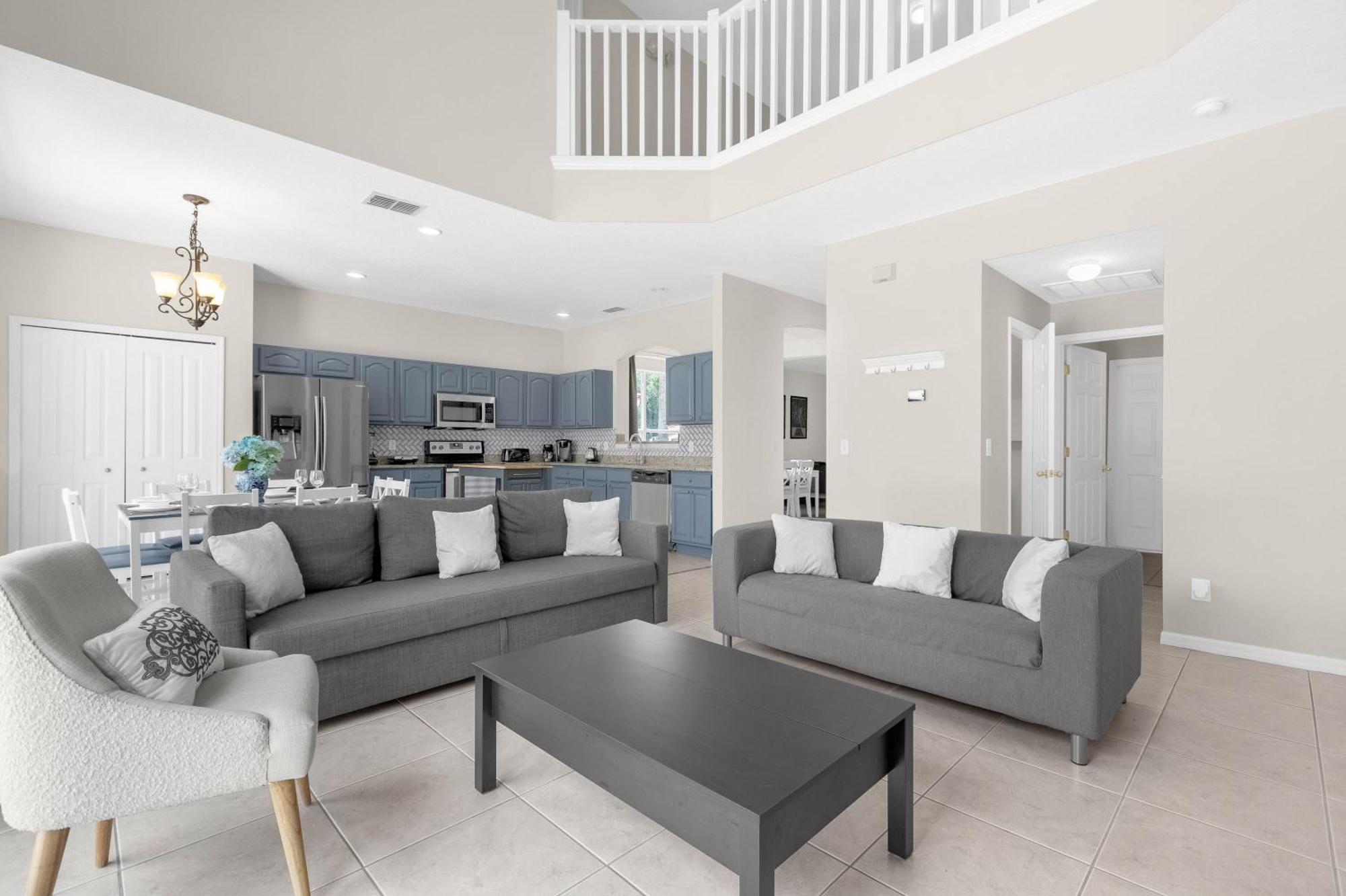 Large Spacious W Private Pool & Hot Tub