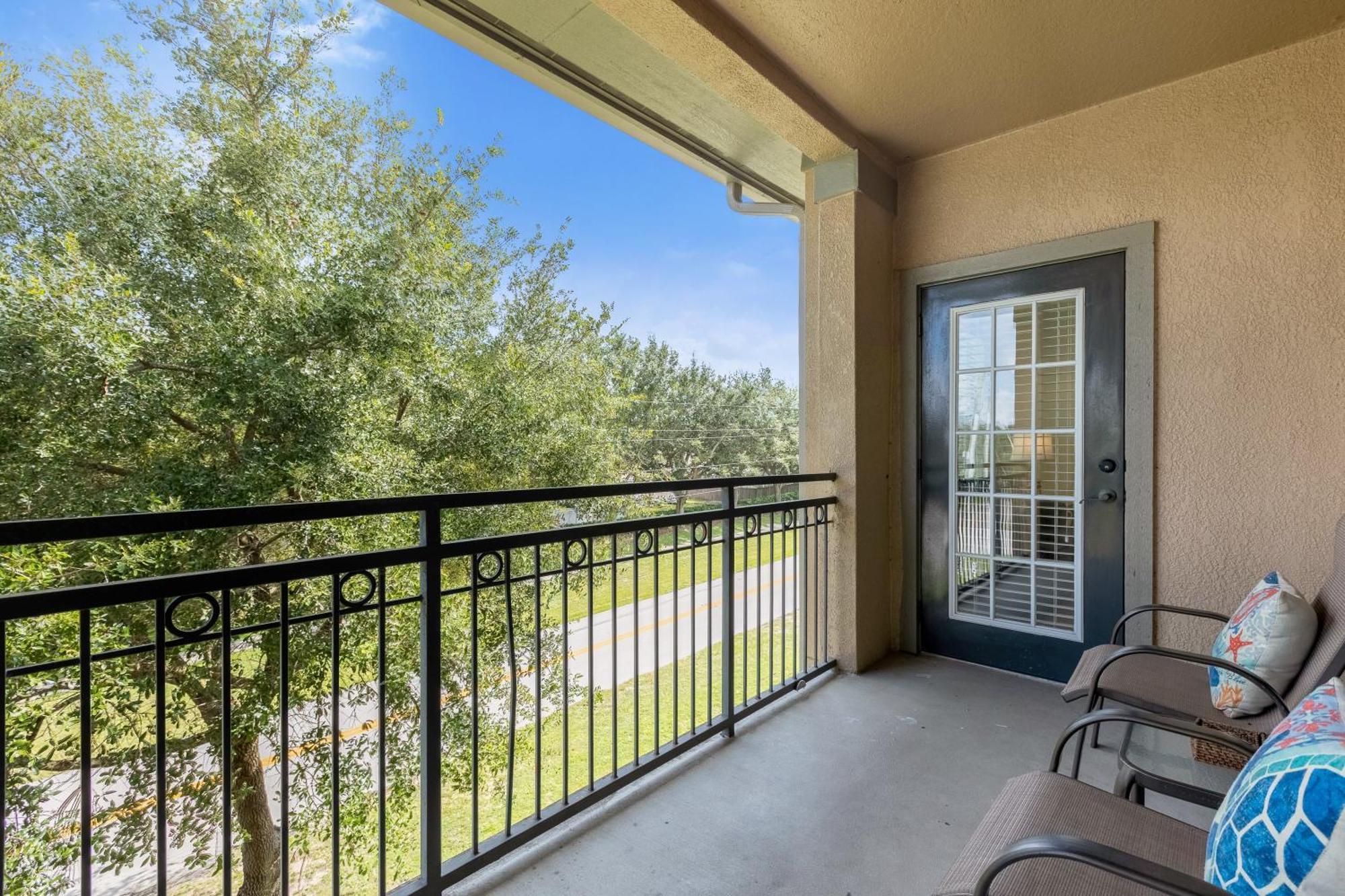 With Private Patio - Near Disney's Animal Kingdom Holiday home