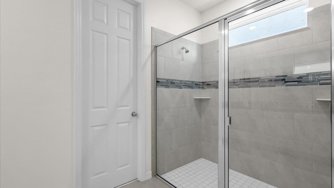 Majestic 9-bedroom Home: Luxury & Serenity Await Holiday home Kissimmee