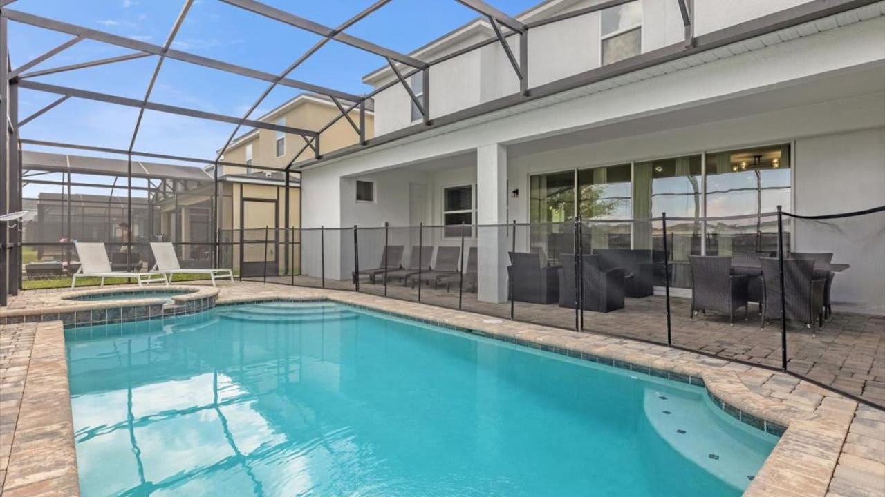 Majestic 9-bedroom Home: Luxury & Serenity Await Holiday home Kissimmee