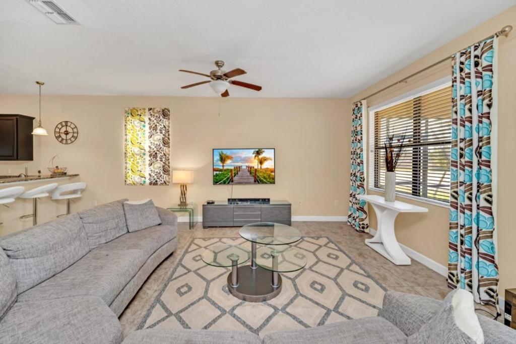 Dream Vacation - Pool, Theater, And Game * Davenport