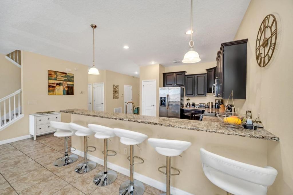 Dream Vacation - Pool, Theater, And Game * Davenport