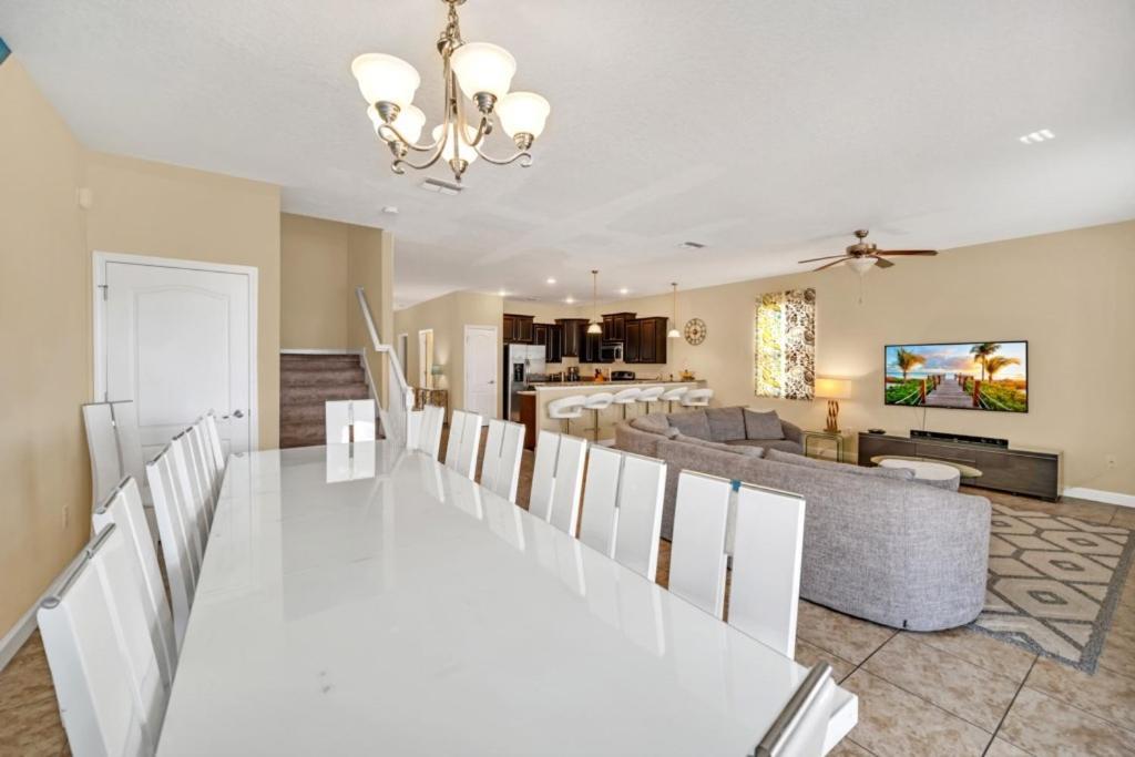 Dream Vacation - Pool, Theater, And Game Holiday home