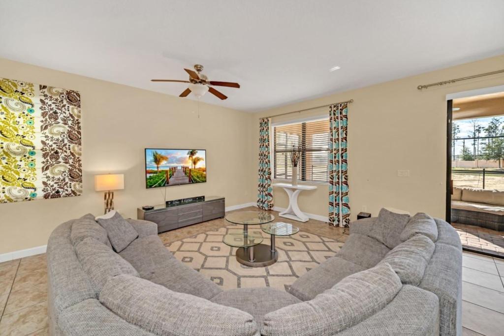 Dream Vacation - Pool, Theater, And Game * Davenport