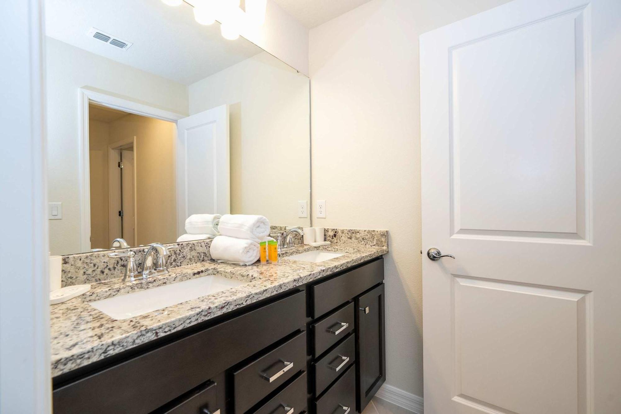 Holiday home Stunning 7bd Jacuzzi Pool & Close To At Windsor Cay 16217