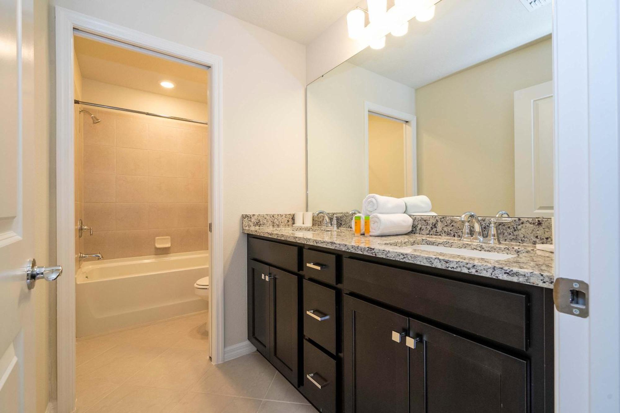 Stunning 7bd Jacuzzi Pool & Close To At Windsor Cay 16217 Holiday home