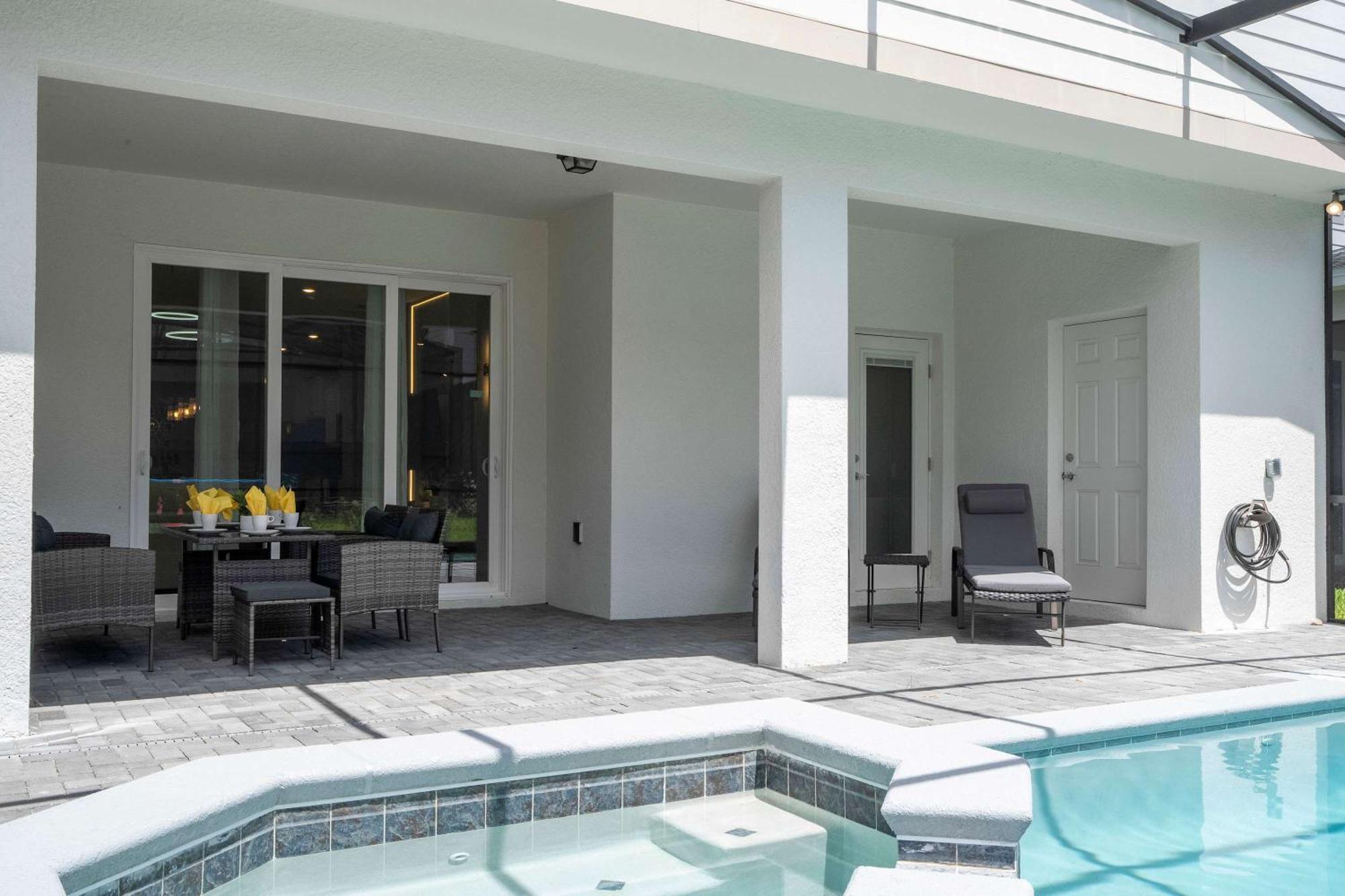 Holiday home Stunning 7bd Jacuzzi Pool & Close To At Windsor Cay 16217