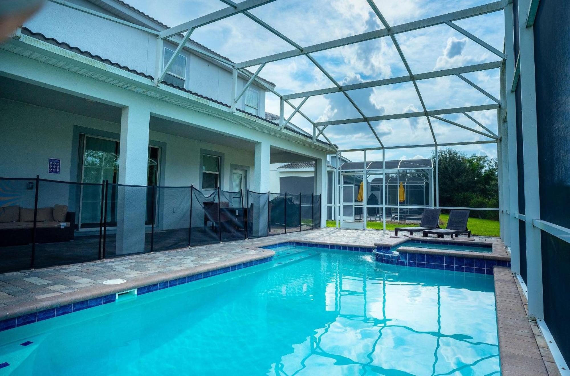Private And Luxurious Corner 8bd Lot W/golf View Villa Davenport