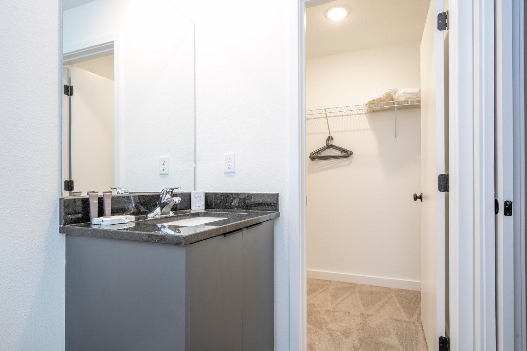 Holiday home 8761 Zd - Elegant 3br In The Hub - Comfort, Style, And Luxury For Your Perfect Getaway
