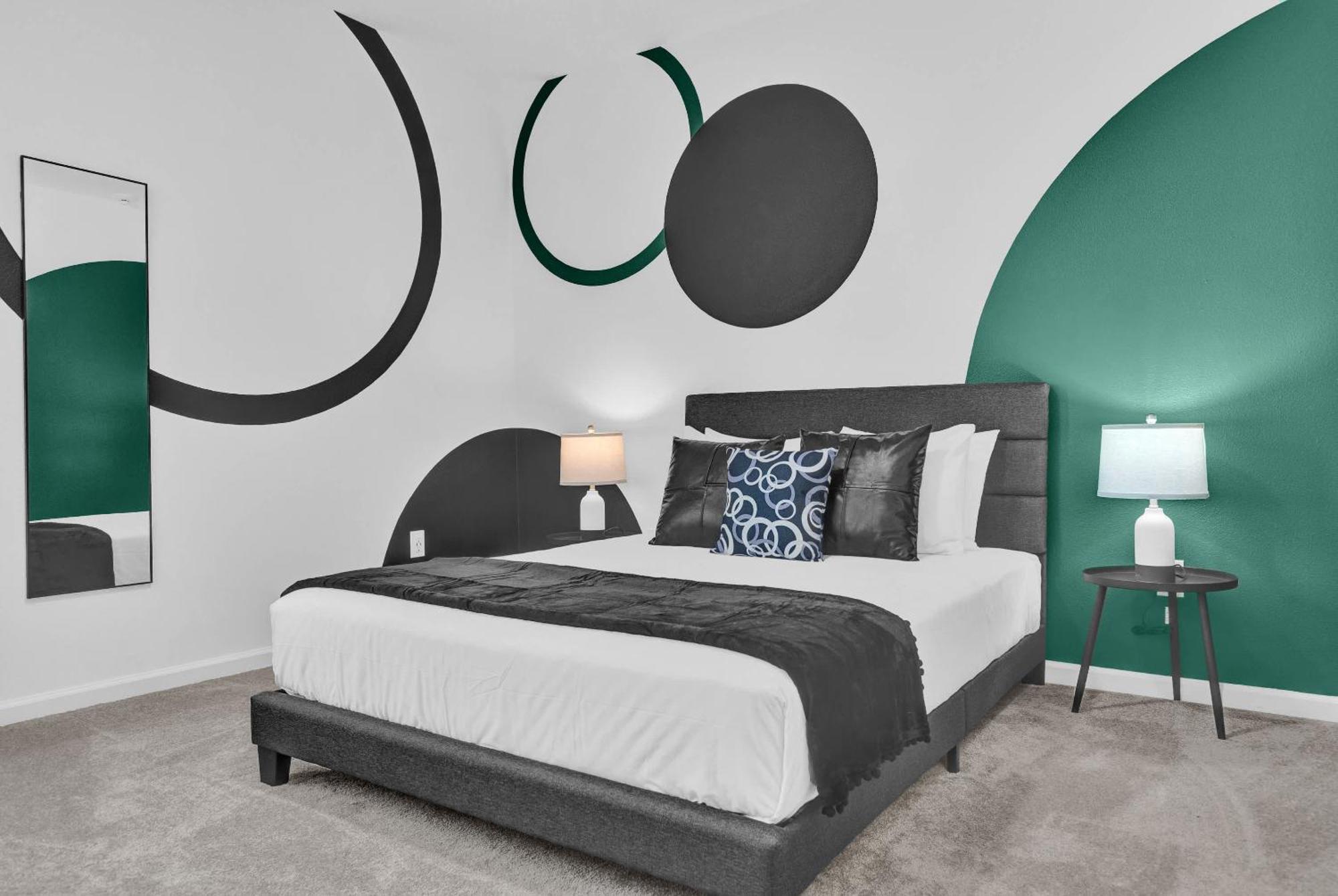 Luxury - The Extras - Sleeps 39