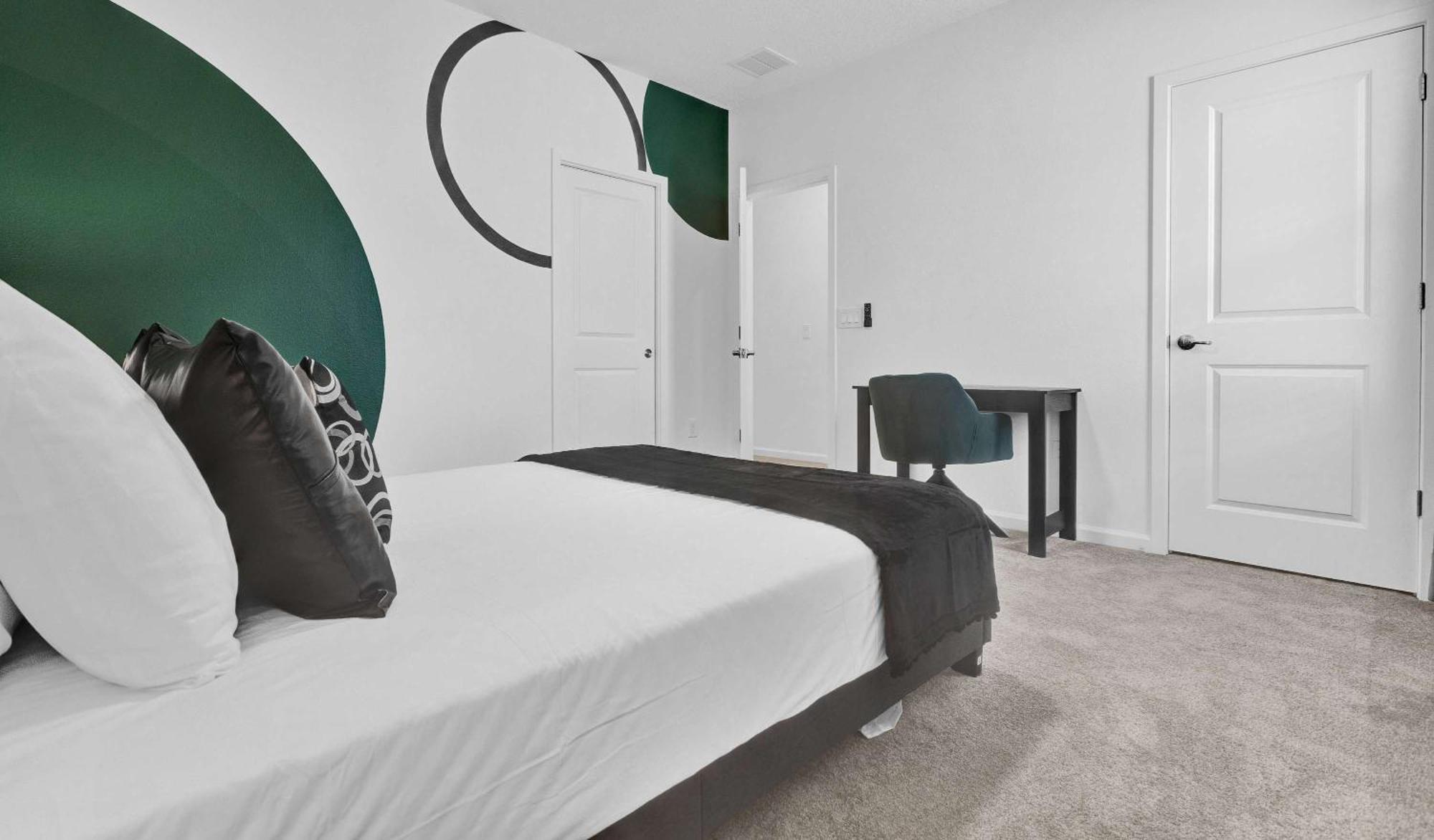 Luxury - The Extras - Sleeps 39 *
