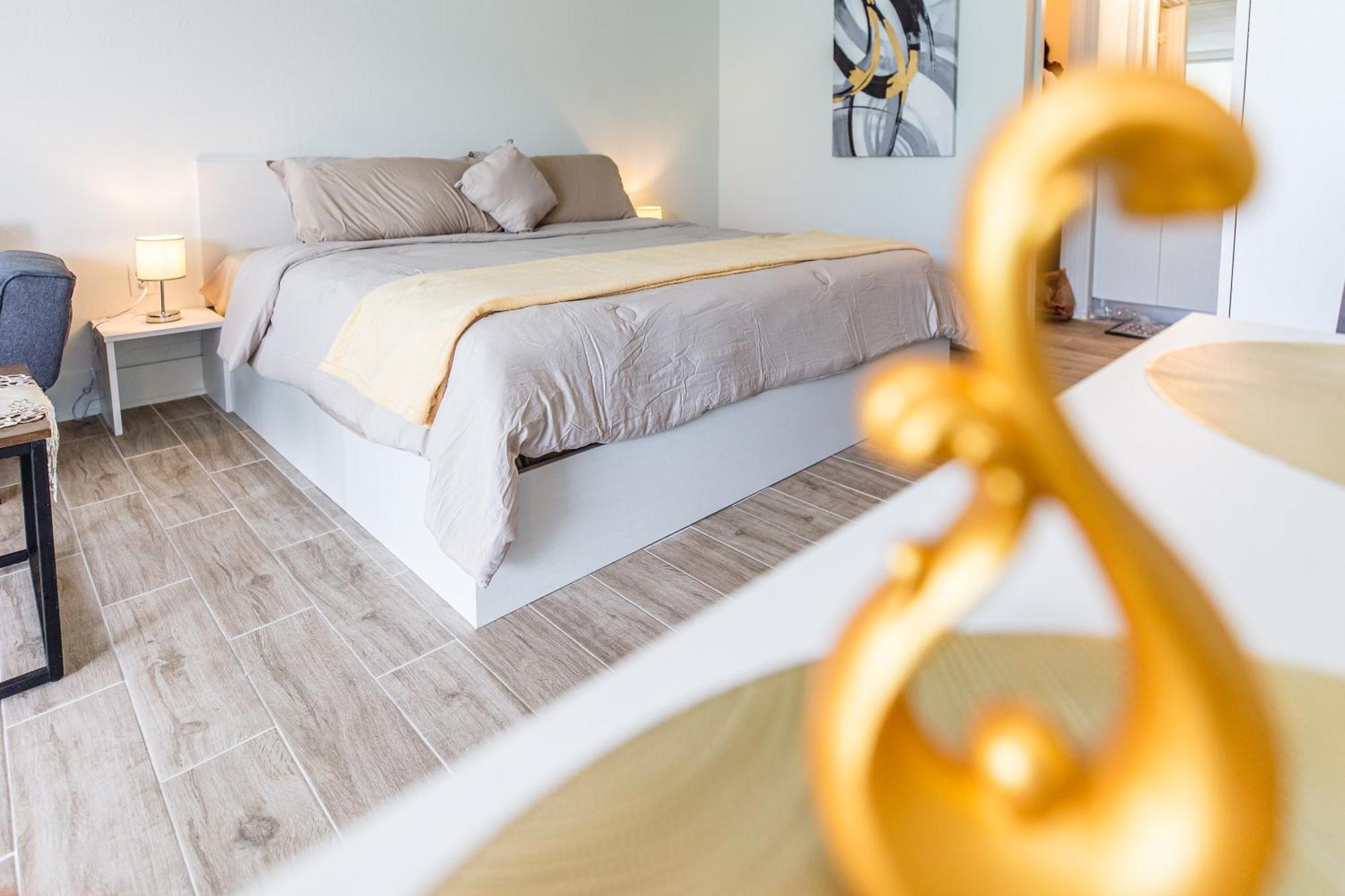 Beautiful Rose 1-bedroom 8mins From Wpool & Gym