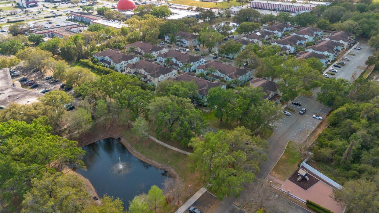 Luxury 4bdr 5 Miles From *