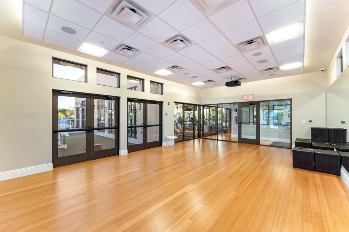 4br With Private Pool Near