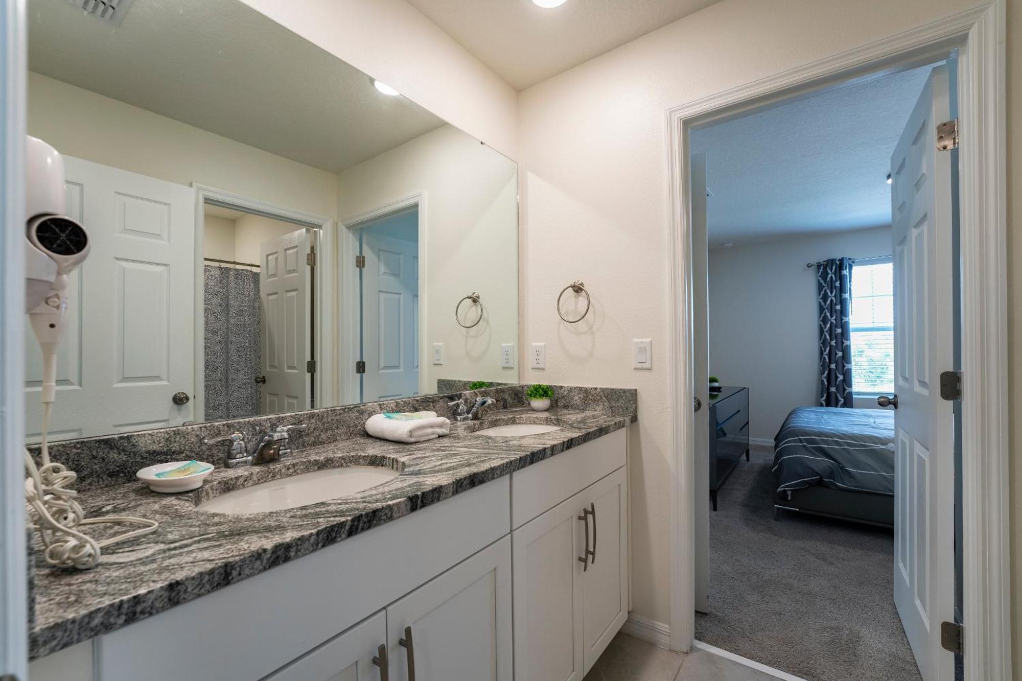 Solara Home, Wooded View Pool 6br, Modern Decor Holiday home *